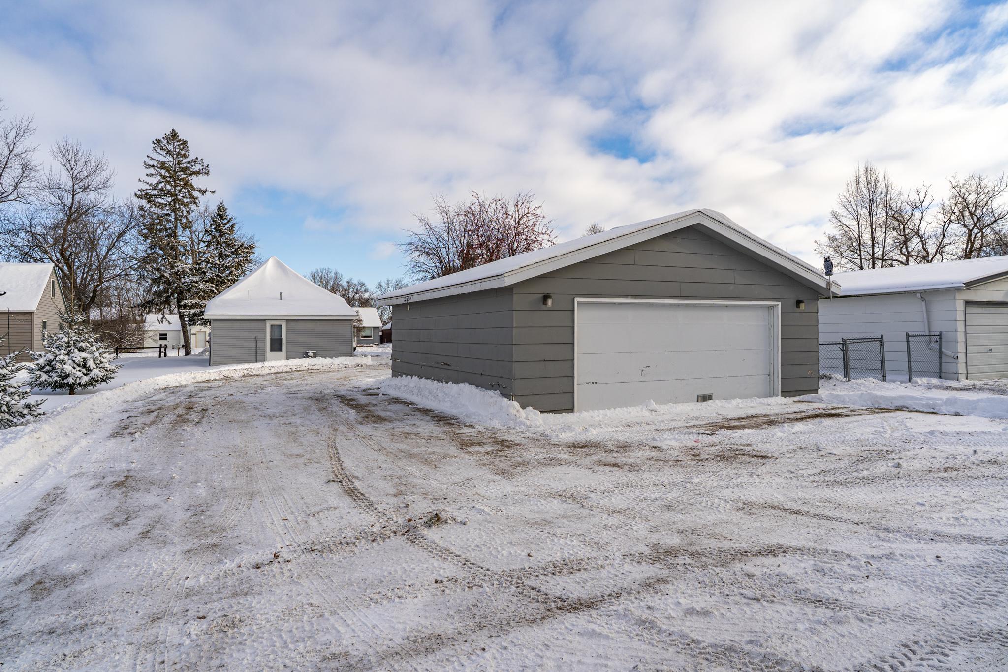 1920 single family home for sale at 1221 Knight Avenue N in Thief River Falls, MN — 3 bed, 1 bath (photo 20 of 21)