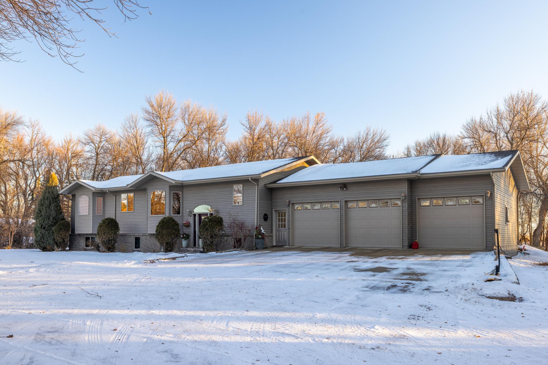 2006 single family home for sale at 102 County RD 1 in Fessenden, ND — 4 bed, 4 bath
