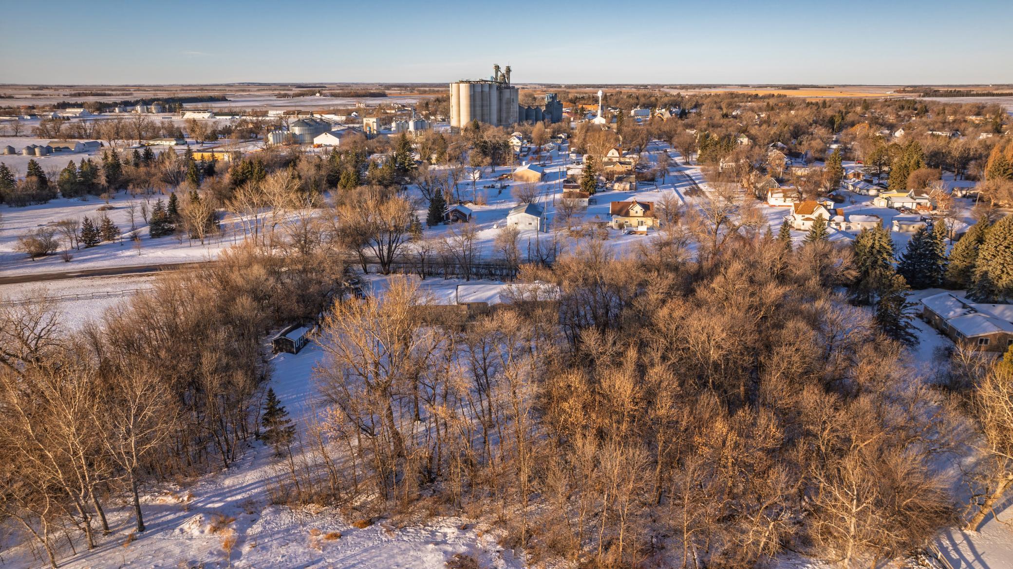 2006 single family home for sale at 102 County RD 1 in Fessenden, ND — 4 bed, 4 bath (photo 6 of 30)