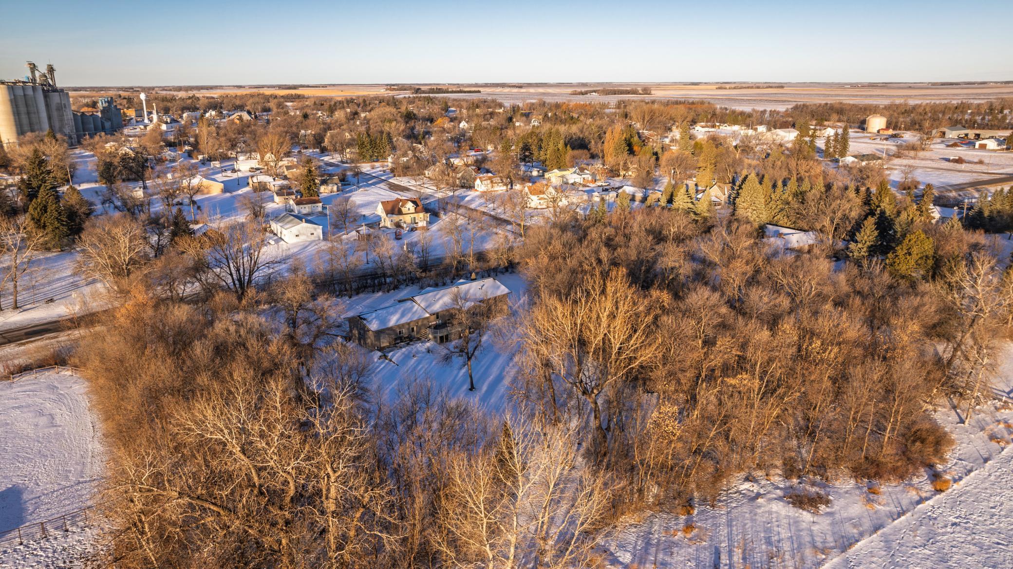 2006 single family home for sale at 102 County RD 1 in Fessenden, ND — 4 bed, 4 bath (photo 7 of 30)