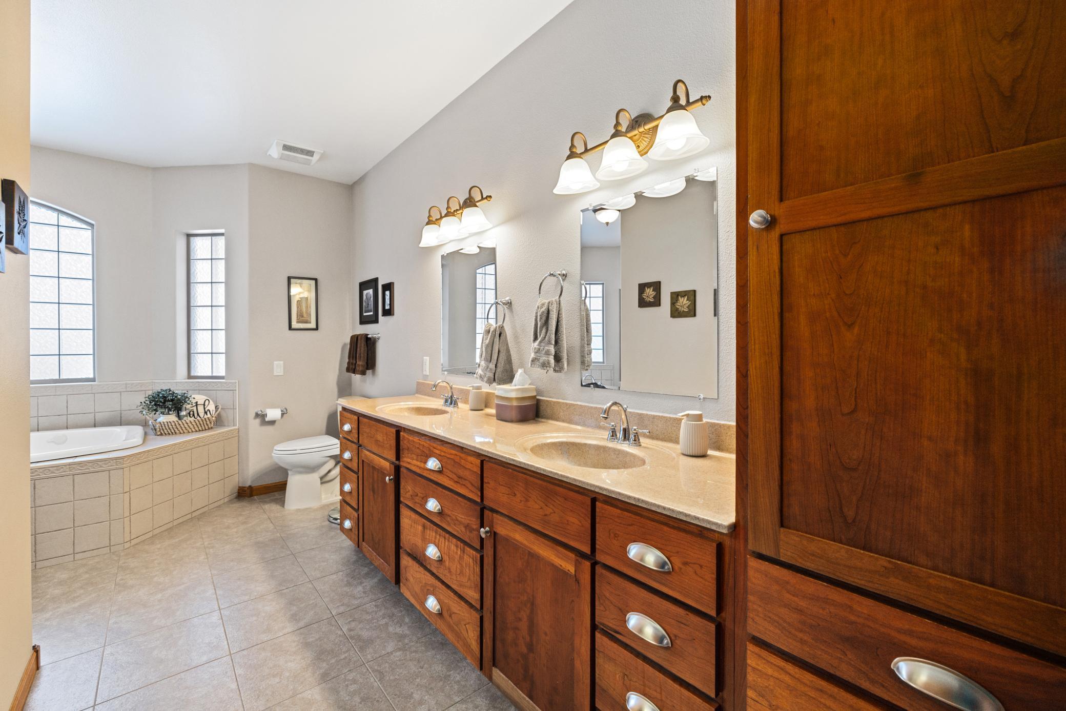 2006 single family home for sale at 102 County RD 1 in Fessenden, ND — 4 bed, 4 bath (photo 16 of 30)