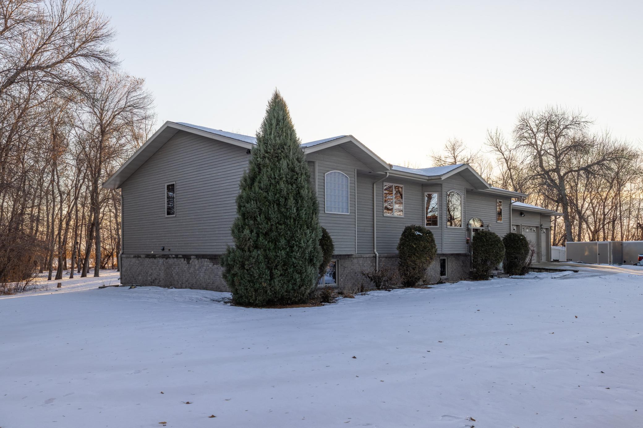 2006 single family home for sale at 102 County RD 1 in Fessenden, ND — 4 bed, 4 bath (photo 2 of 30)