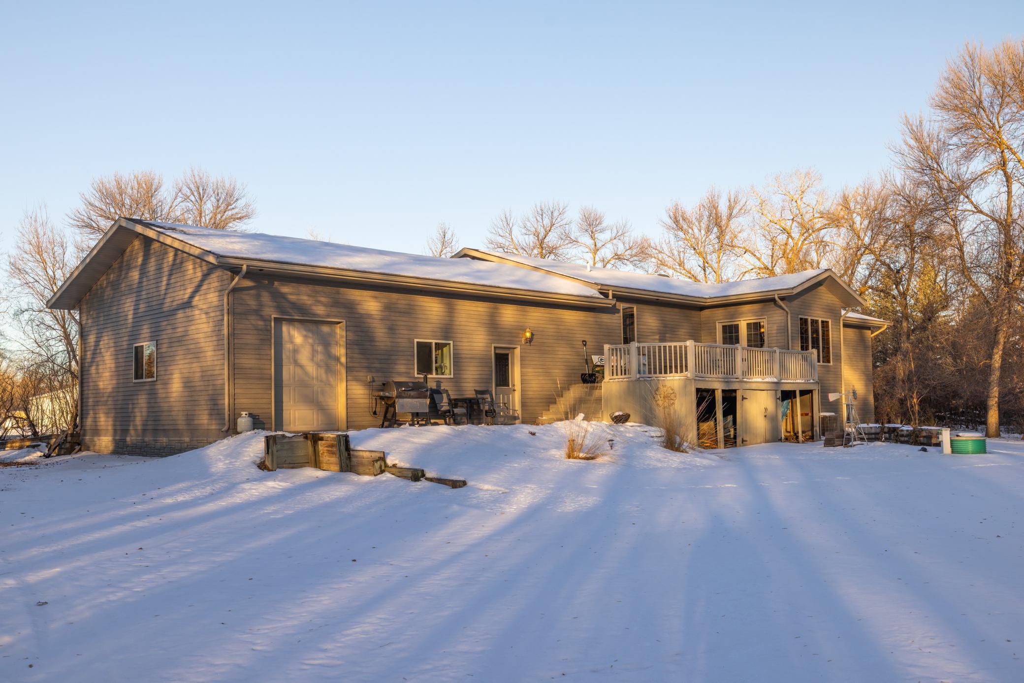 2006 single family home for sale at 102 County RD 1 in Fessenden, ND — 4 bed, 4 bath (photo 3 of 30)