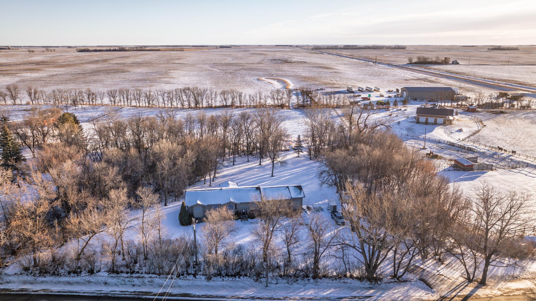2006 single family home for sale at 102 County RD 1 in Fessenden, ND — 4 bed, 4 bath (photo 5 of 30)