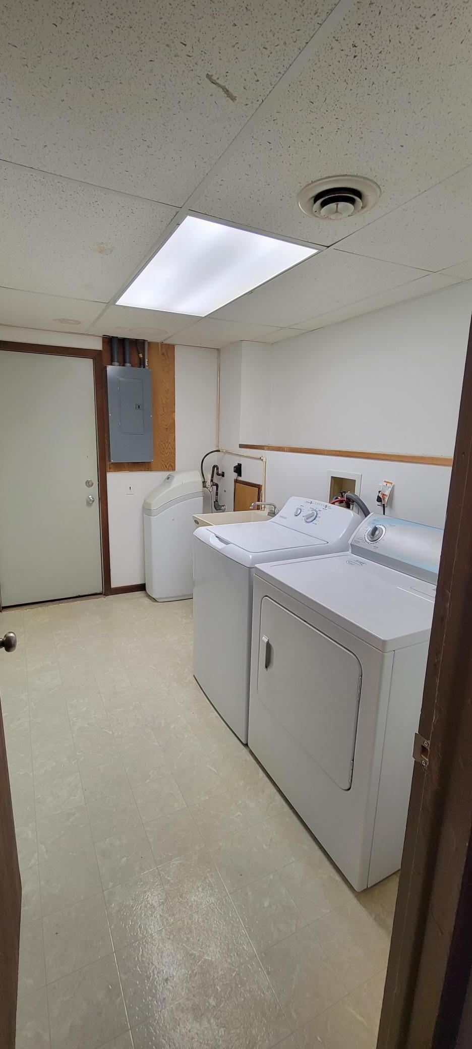 1965 single family home for sale at 412 E Hamilton Avenue in Baudette, MN — 3 bed, 1 bath (photo 9 of 11)