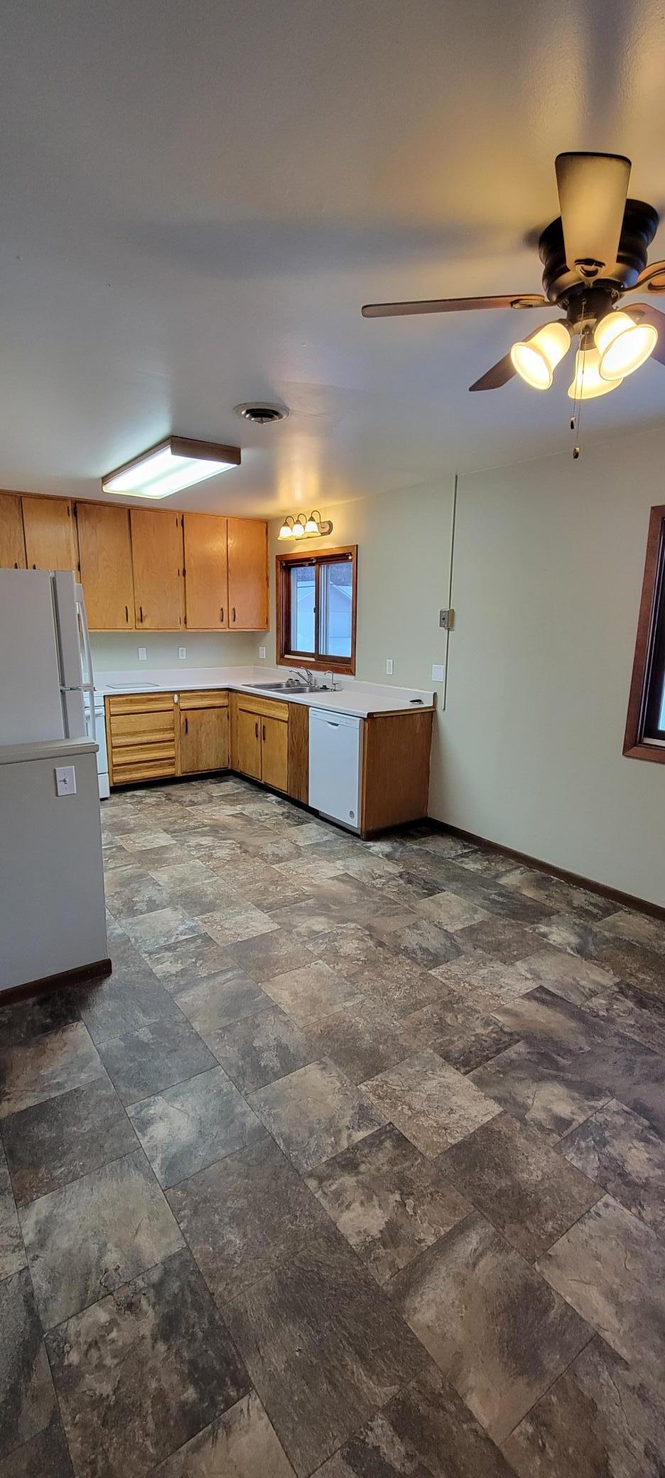 1965 single family home for sale at 412 E Hamilton Avenue in Baudette, MN — 3 bed, 1 bath (photo 5 of 11)