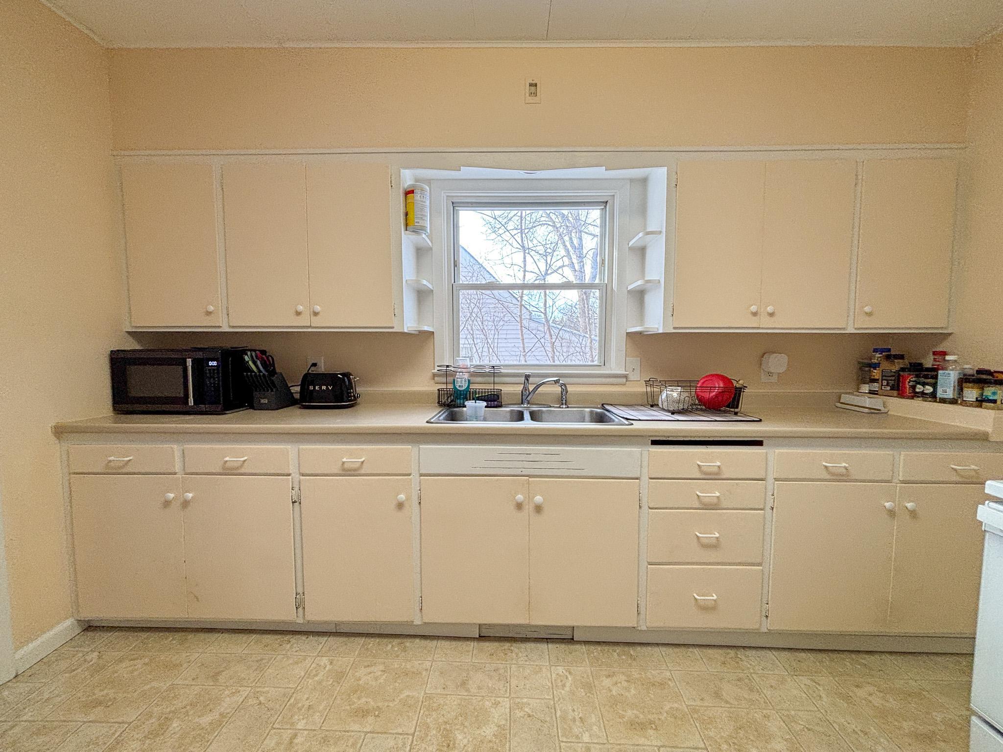 1919 duplex for sale at 424 W Birch Avenue in Fergus Falls, MN — 6 bed, 2 bath (photo 8 of 55)