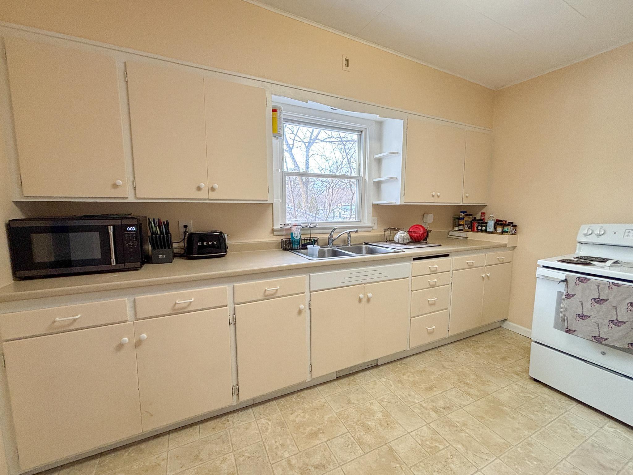 1919 duplex for sale at 424 W Birch Avenue in Fergus Falls, MN — 6 bed, 2 bath (photo 9 of 55)
