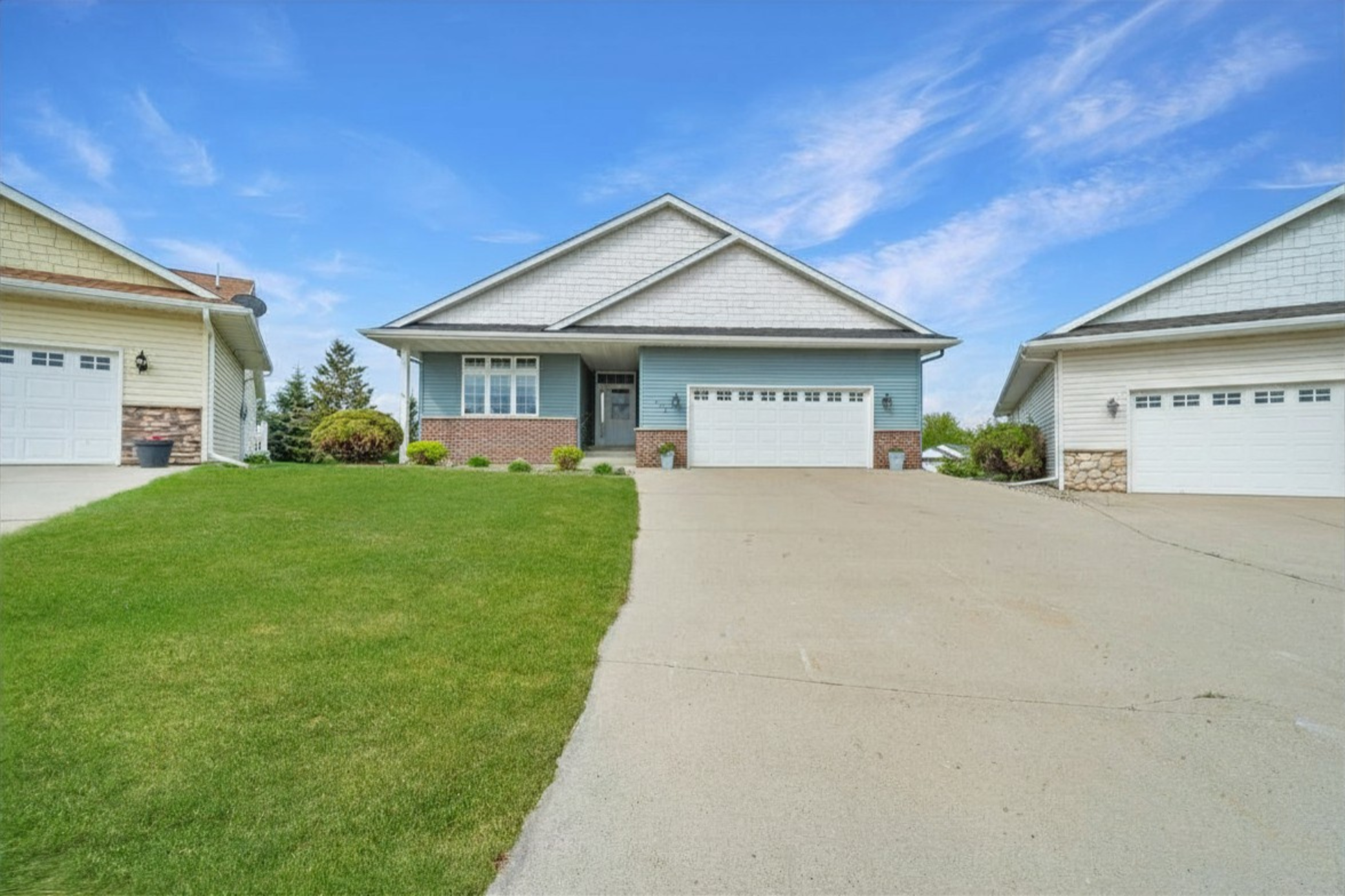 2004 single family home for sale at 302 Ashley Court in Alexandria, MN — 4 bed, 3 bath (photo 2 of 38)