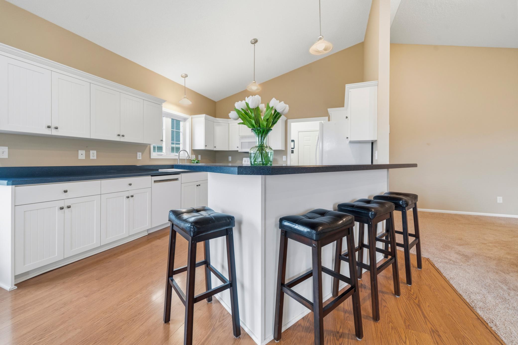 2004 single family home for sale at 302 Ashley Court in Alexandria, MN — 4 bed, 3 bath (photo 4 of 38)