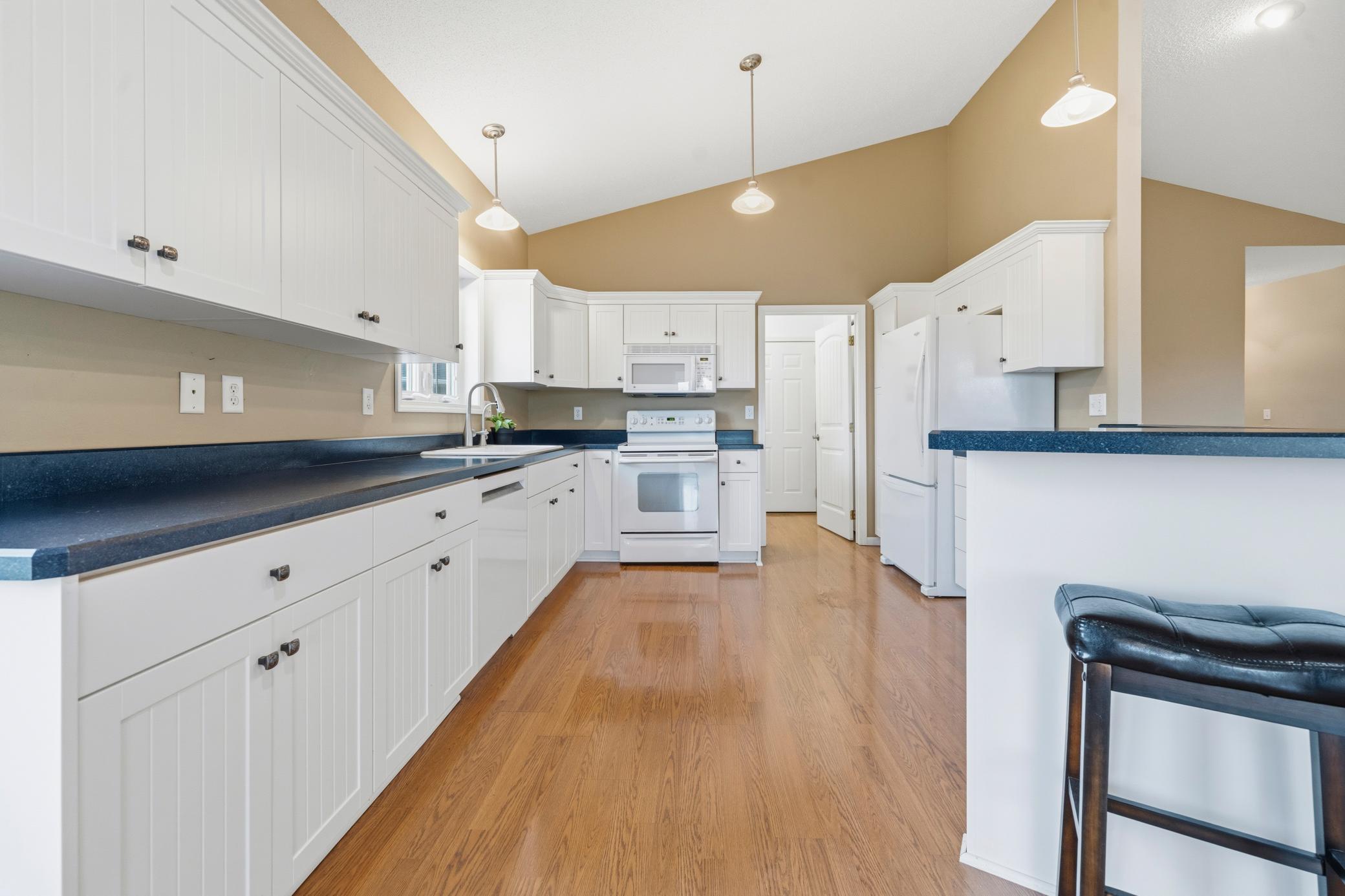 2004 single family home for sale at 302 Ashley Court in Alexandria, MN — 4 bed, 3 bath (photo 5 of 38)