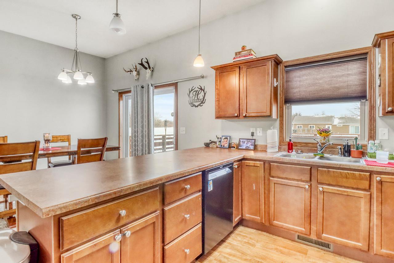 2013 single family home for sale at 302 Chicago Avenue in Breckenridge, MN — 4 bed, 3 bath (photo 5 of 40)