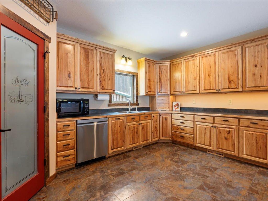 2015 single family home for sale at 27543 300th Place in Aitkin, MN — 4 bed, 5 bath (photo 9 of 91)