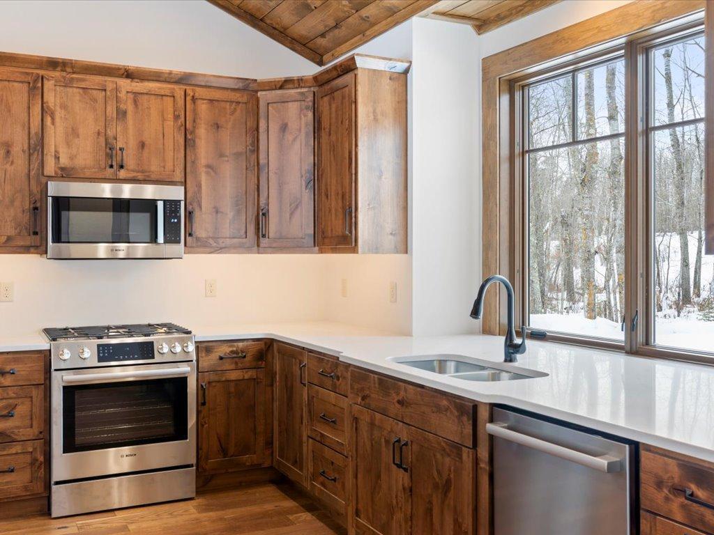 2025 single family home for sale at 27222 Island View Drive in Park Rapids, MN — 3 bed, 3 bath (photo 21 of 46)