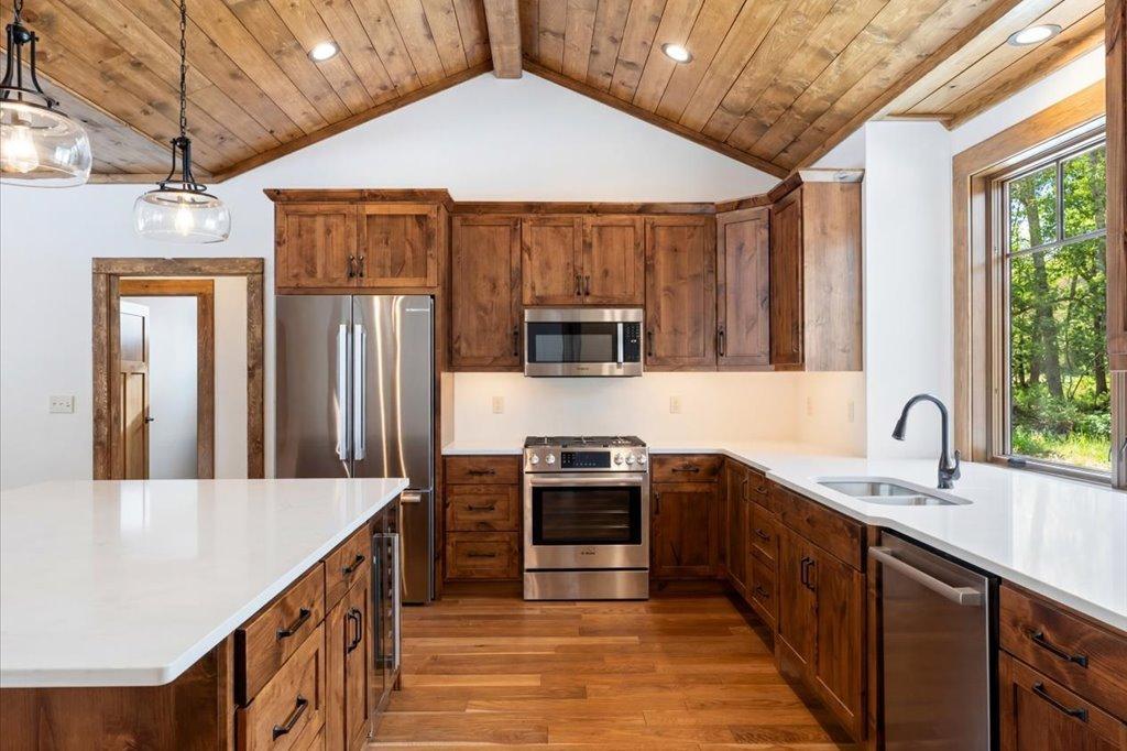 2025 single family home for sale at 27222 Island View Drive in Park Rapids, MN — 3 bed, 3 bath (photo 13 of 43)