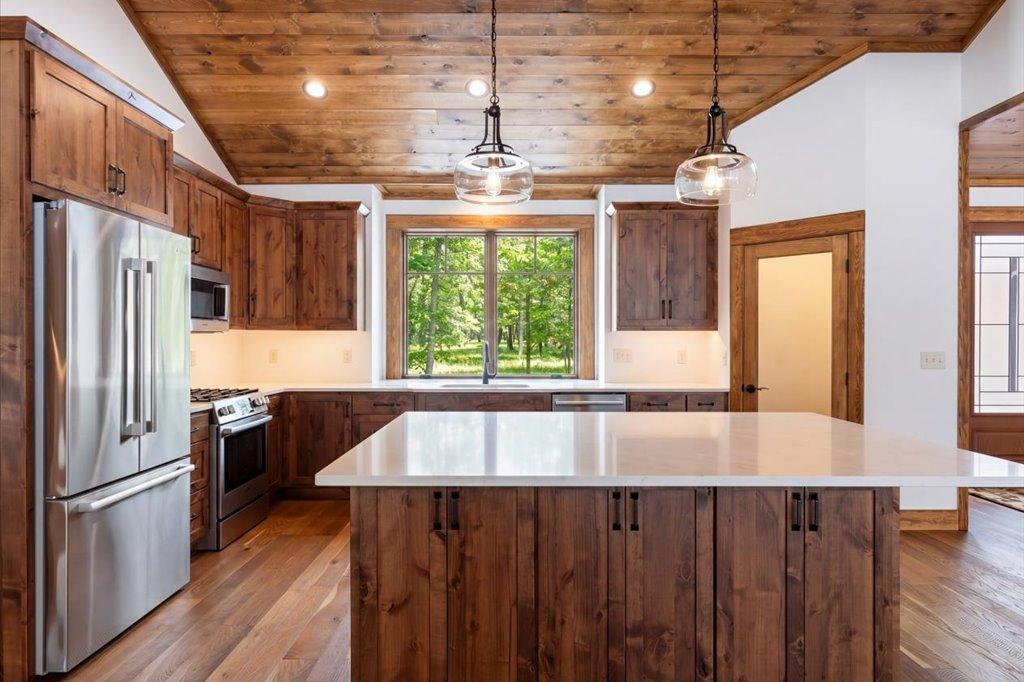 2025 single family home for sale at 27222 Island View Drive in Park Rapids, MN — 3 bed, 3 bath (photo 14 of 43)