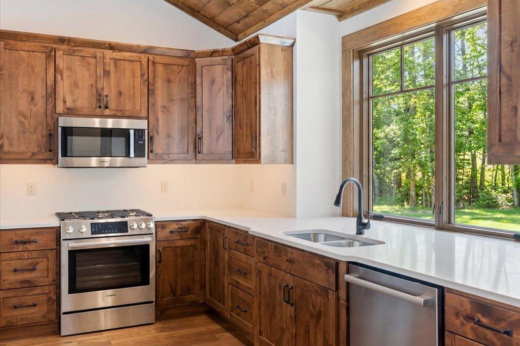 2025 single family home for sale at 27222 Island View Drive in Park Rapids, MN — 3 bed, 3 bath (photo 15 of 43)