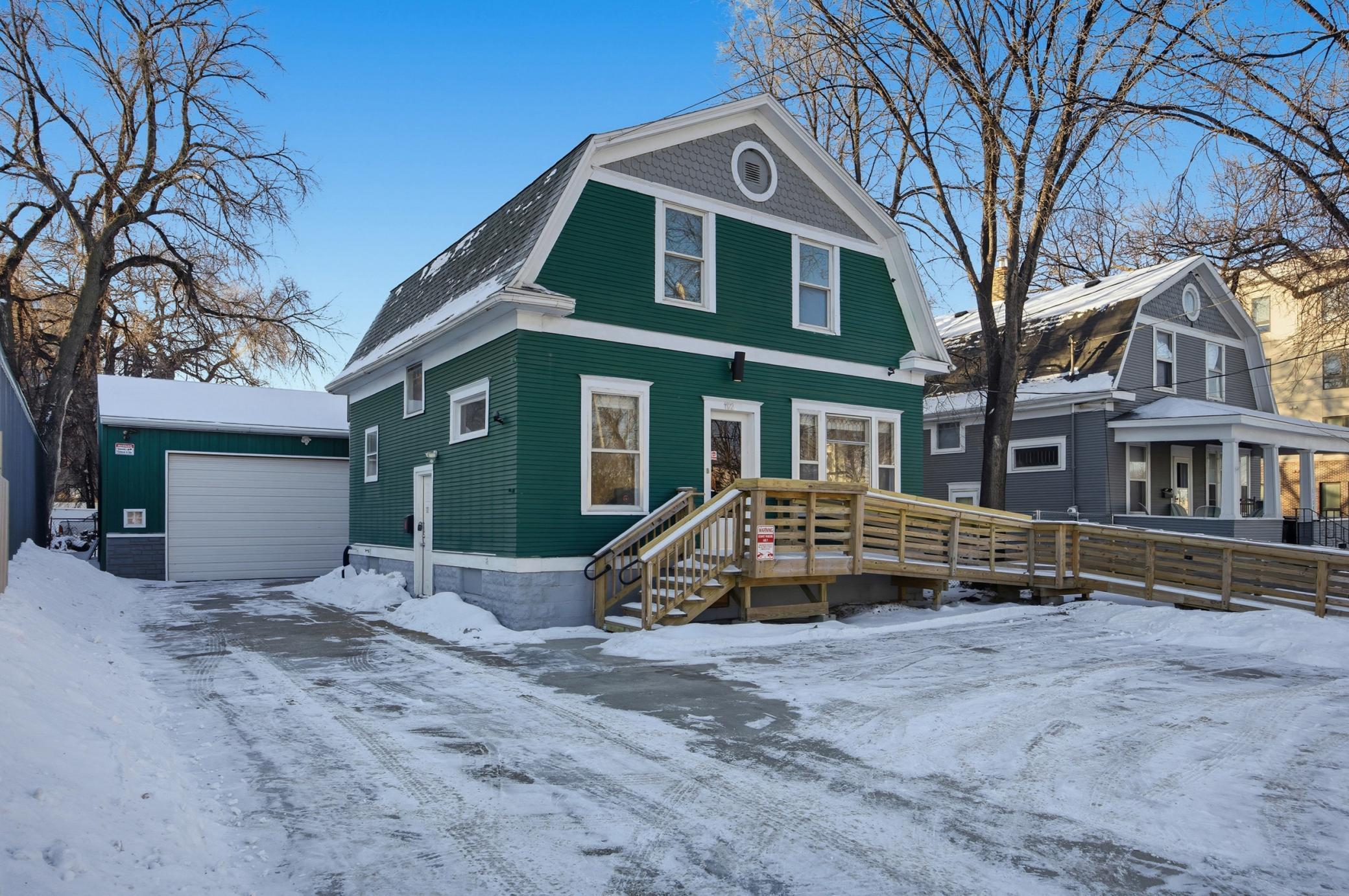 1914 single family home for sale at 1122 4th Avenue N in Fargo, ND — 3 bed, 2 bath (photo 2 of 23)