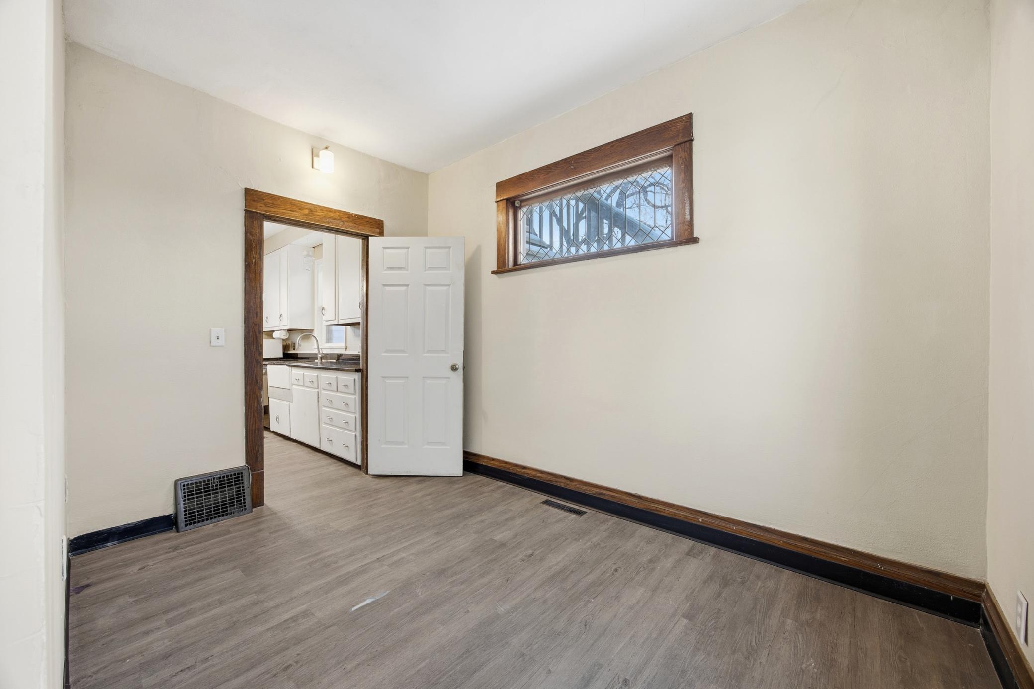 1914 single family home for sale at 1122 4th Avenue N in Fargo, ND — 3 bed, 2 bath (photo 5 of 23)