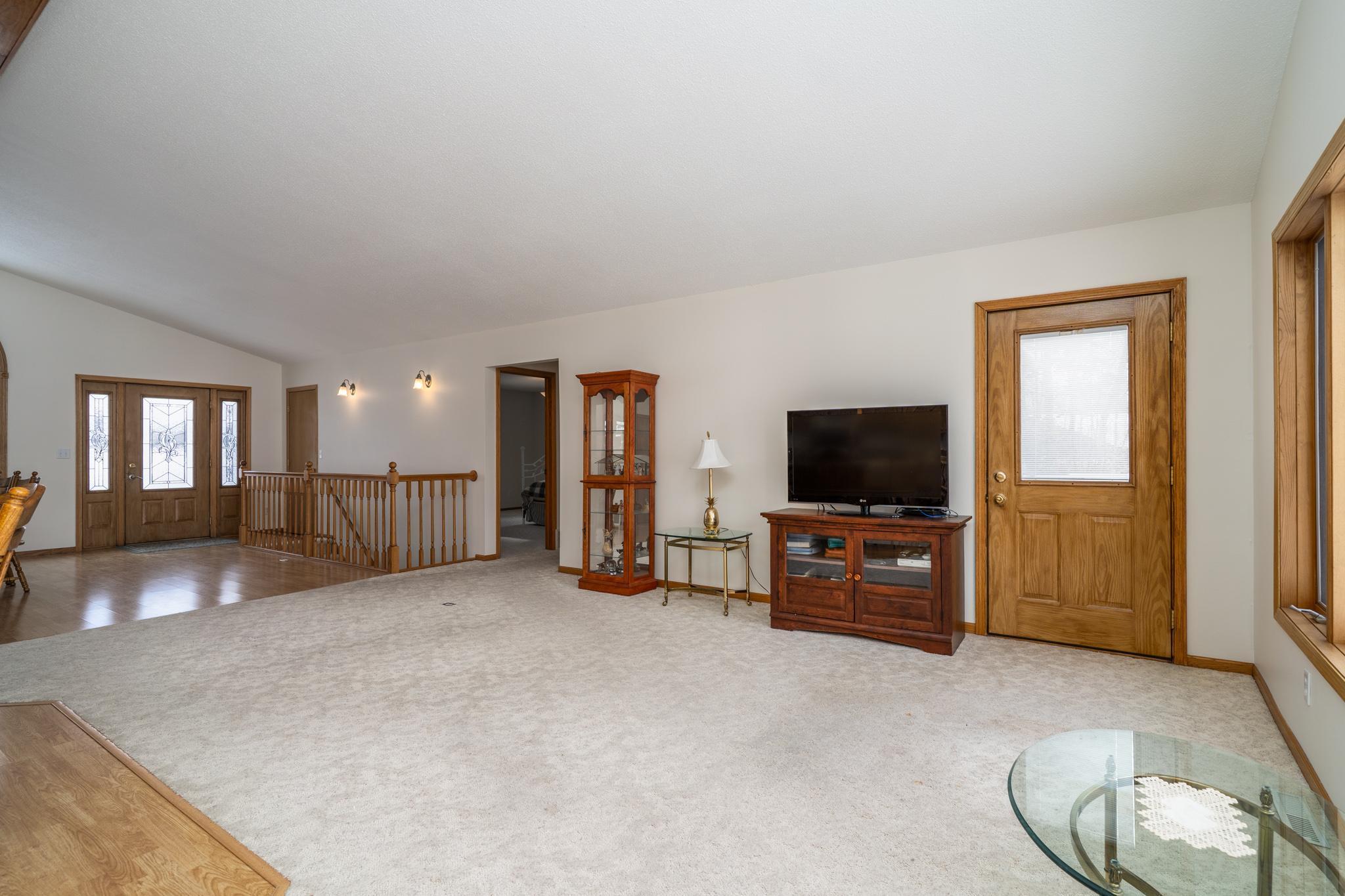 2000 single family home for sale at 39233 E Union Drive in Erskine, MN — 5 bed, 3 bath (photo 6 of 40)