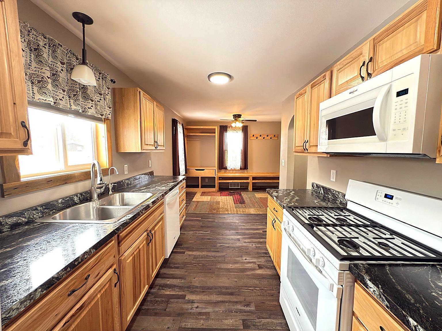 1960 single family home for sale at 23033 County Road 2 in Brainerd, MN — 4 bed, 2 bath (photo 5 of 57)