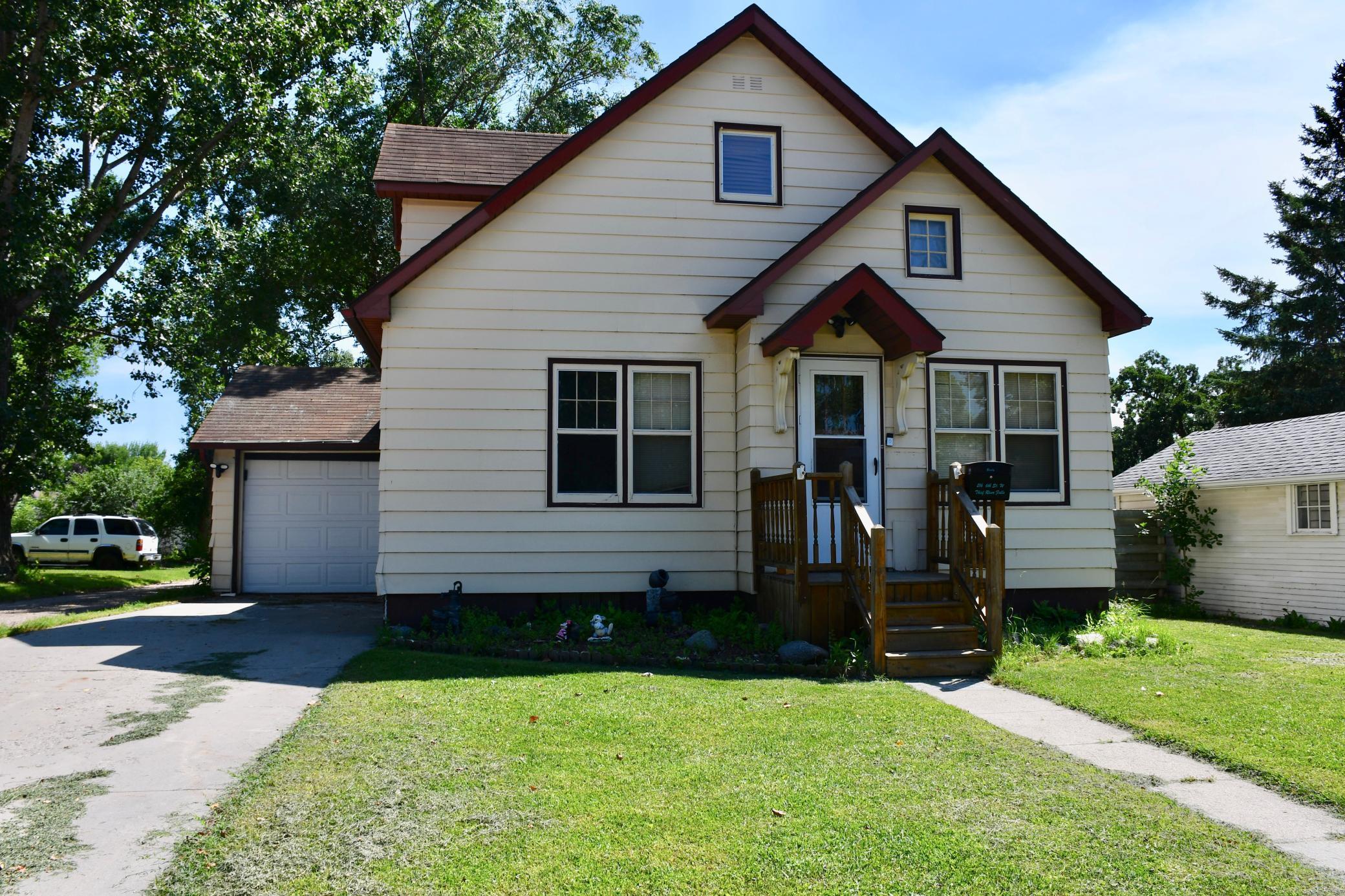 1940 single family home for sale at 216 6th Street W in Thief River Falls, MN — 4 bed, 3 bath (photo 2 of 45)