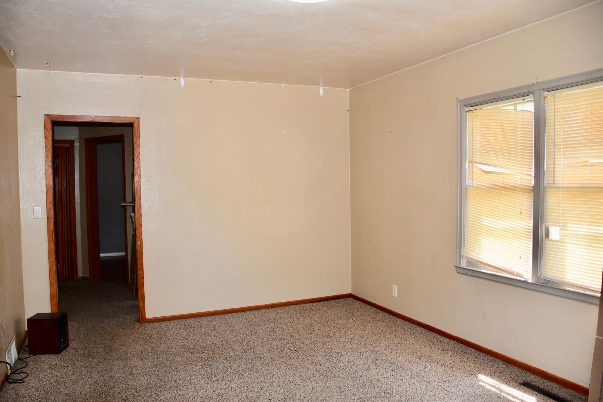 1940 single family home for sale at 216 6th Street W in Thief River Falls, MN — 4 bed, 3 bath (photo 4 of 45)
