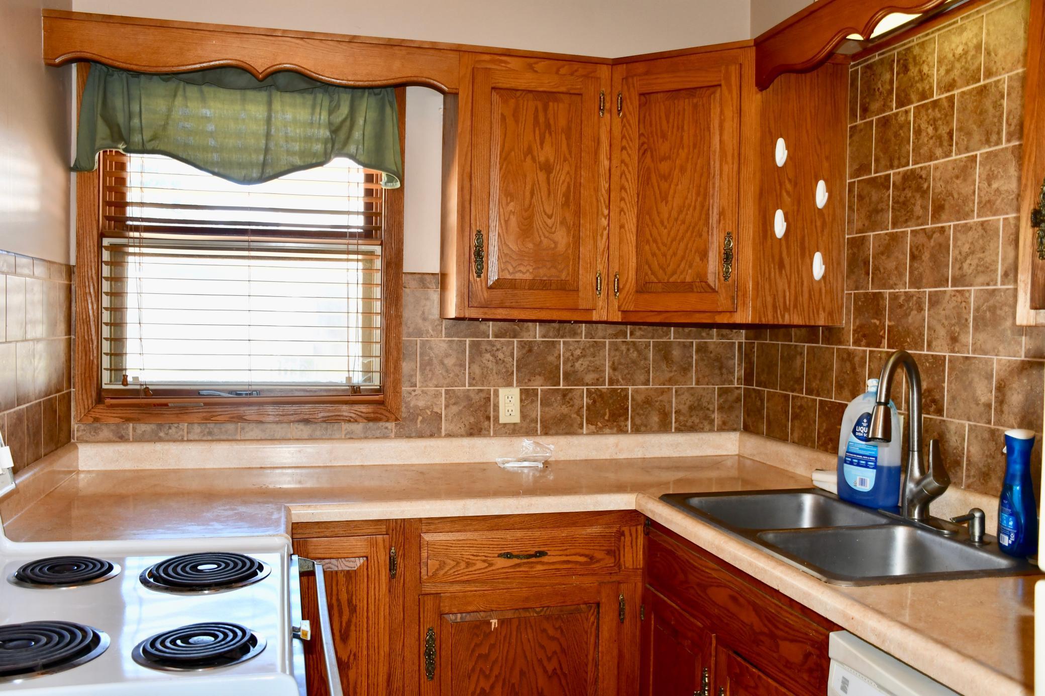 1940 single family home for sale at 216 6th Street W in Thief River Falls, MN — 4 bed, 3 bath (photo 10 of 45)