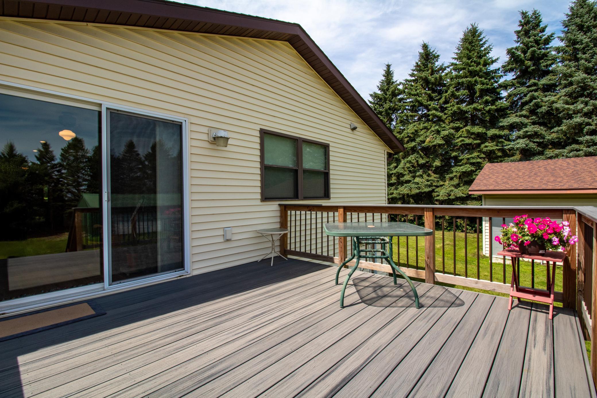 1985 single family home for sale at 2046 Northwood Lane in Fergus Falls, MN — 4 bed, 3 bath (photo 4 of 40)