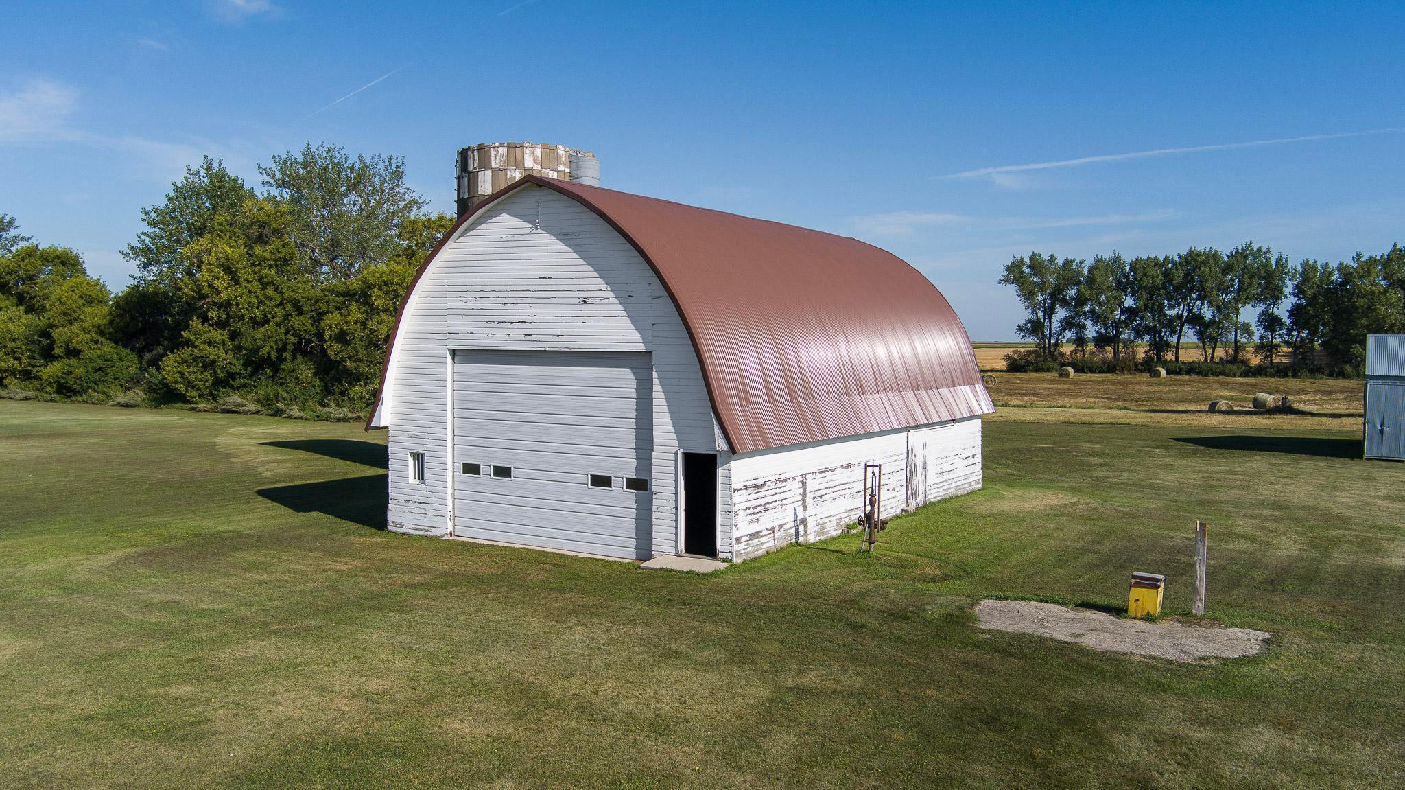 1976 single family home for sale at 8155 34th Avenue SE in Wishek, ND — 4 bed, 3 bath (photo 8 of 69)