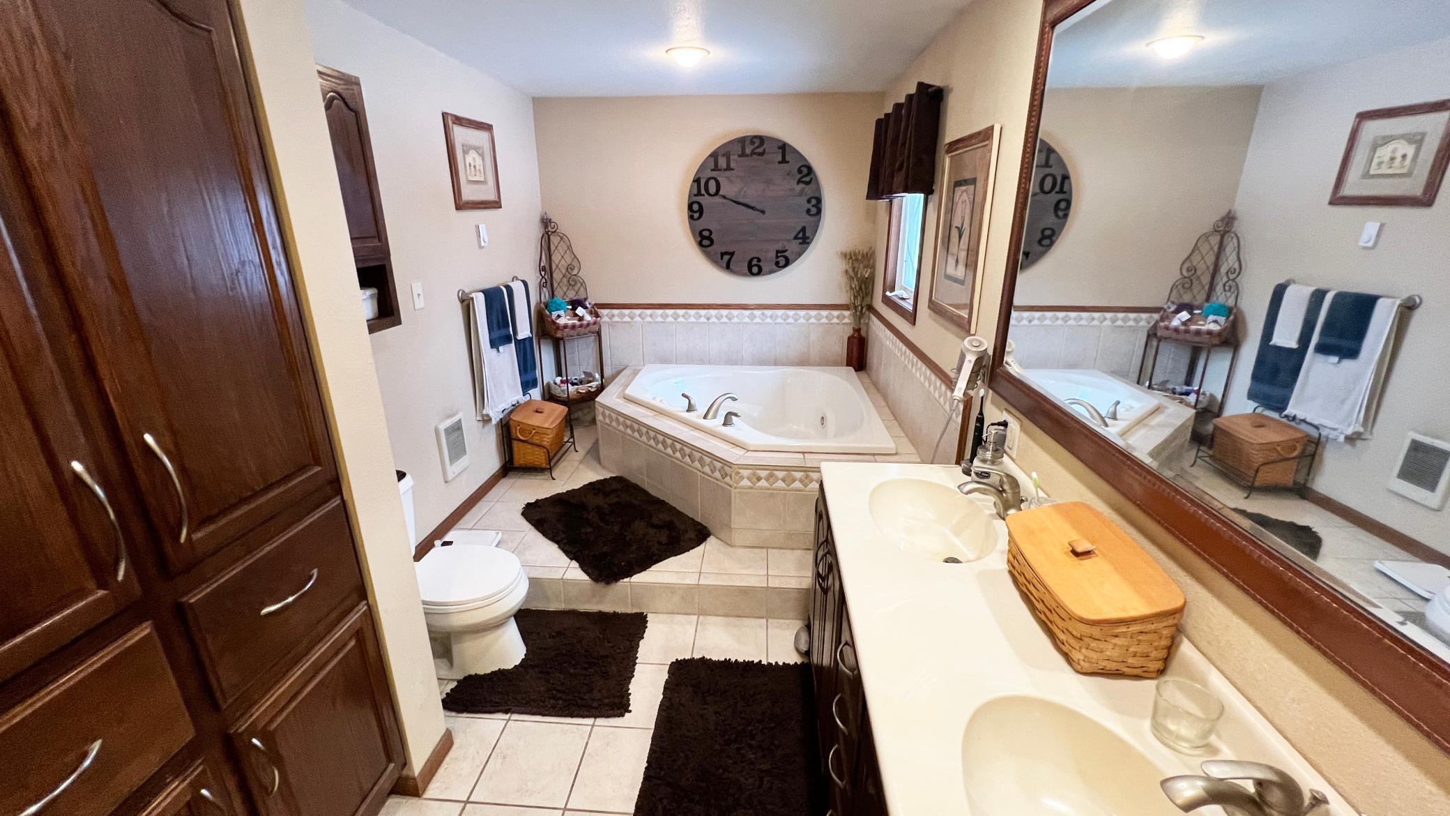 1979 single family home for sale at 11096 County Highway 17 in Detroit Lakes, MN — 4 bed, 2 bath (photo 12 of 16)