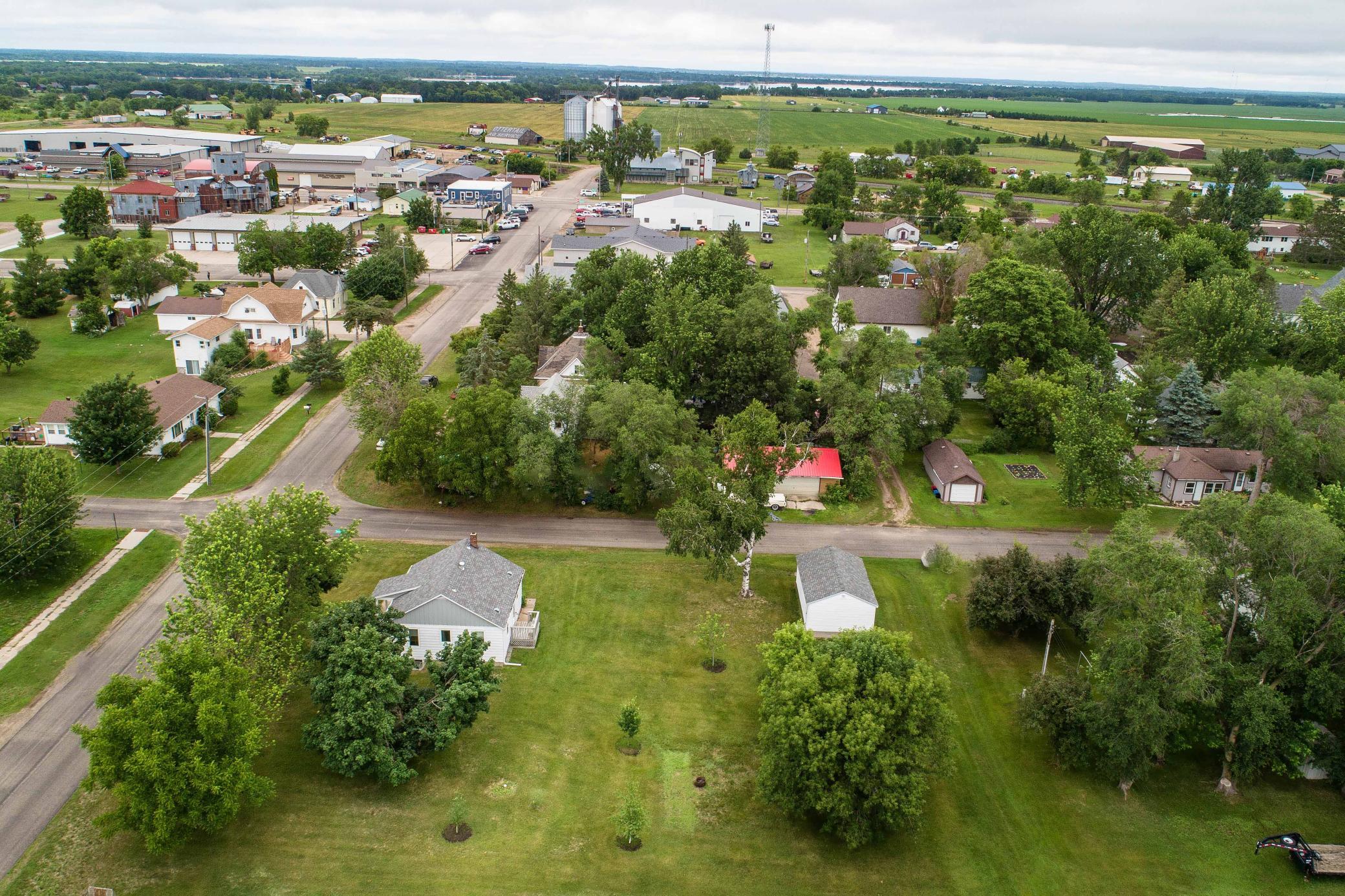 1950 single family home for sale at 202 Lake Avenue S in Ottertail, MN — 1 bed, 2 bath (photo 5 of 38)