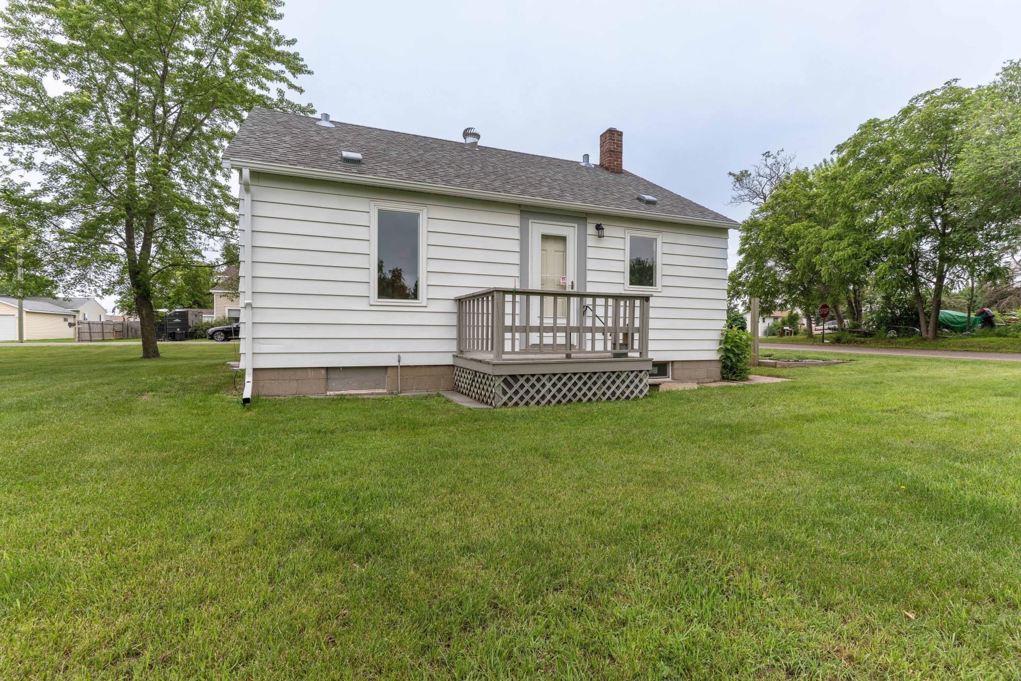 1950 single family home for sale at 202 Lake Avenue S in Ottertail, MN — 1 bed, 2 bath (photo 8 of 38)