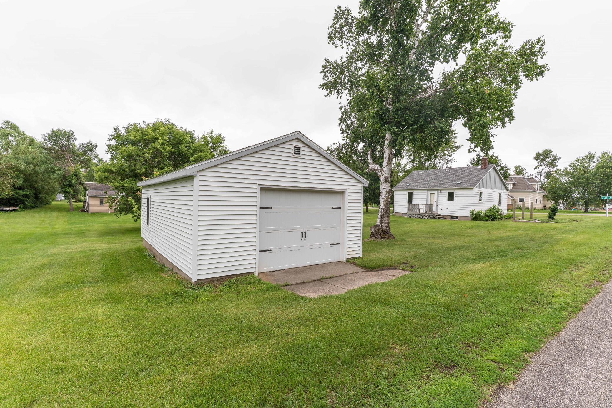 1950 single family home for sale at 202 Lake Avenue S in Ottertail, MN — 1 bed, 2 bath (photo 10 of 38)
