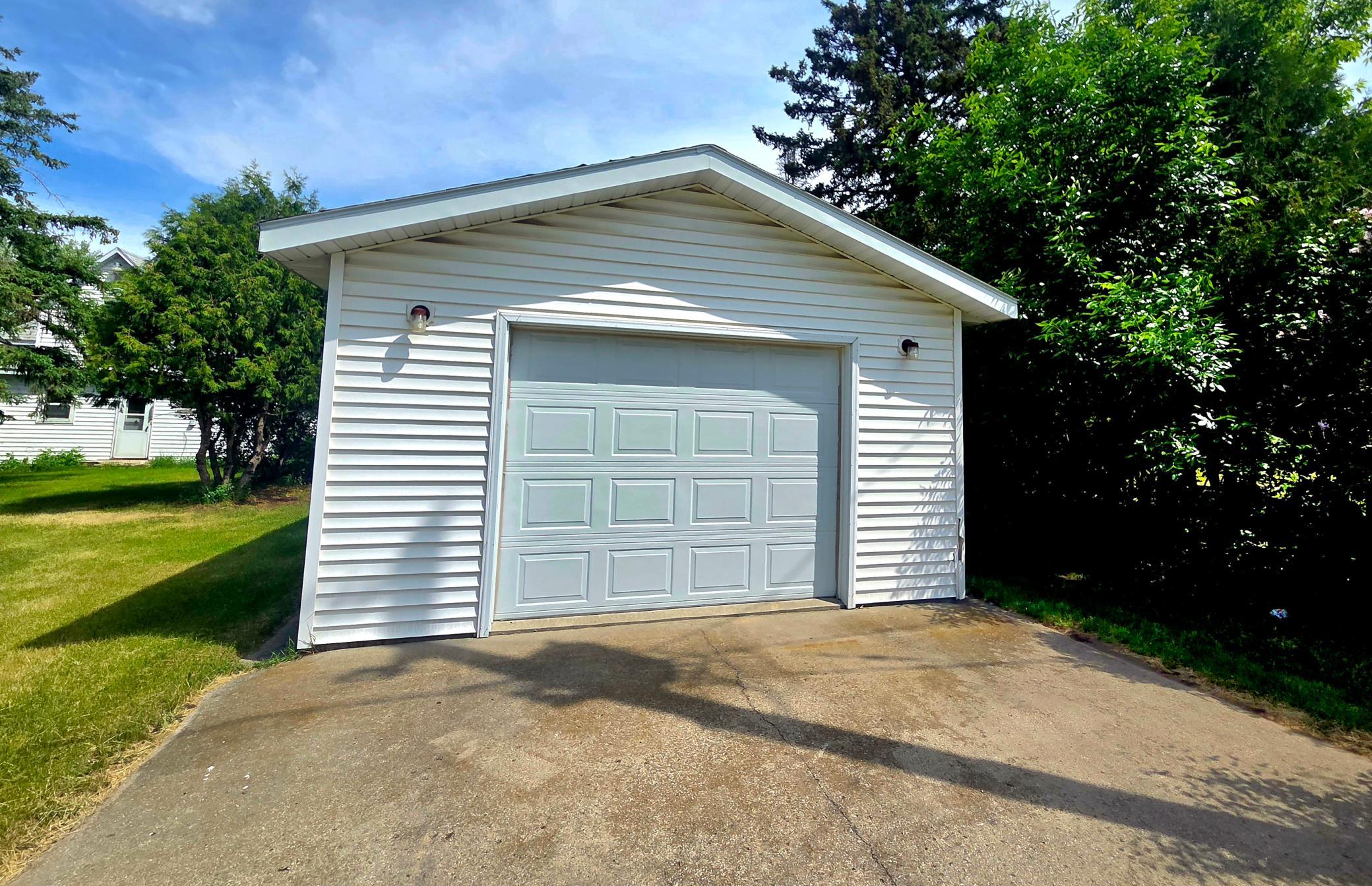 1906 single family home for sale at 107 Lincoln Avenue NW in Twin Valley, MN — 4 bed, 3 bath (photo 3 of 35)
