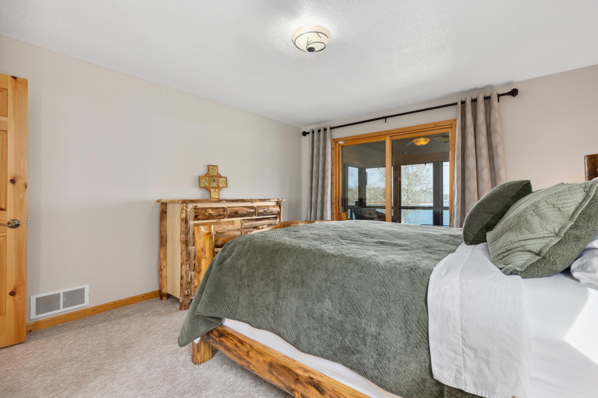 2007 home for sale at 5586 White Pine Drive, Unit 20 in Pequot Lakes, MN — 4 bed, 4 bath (photo 3 of 26)