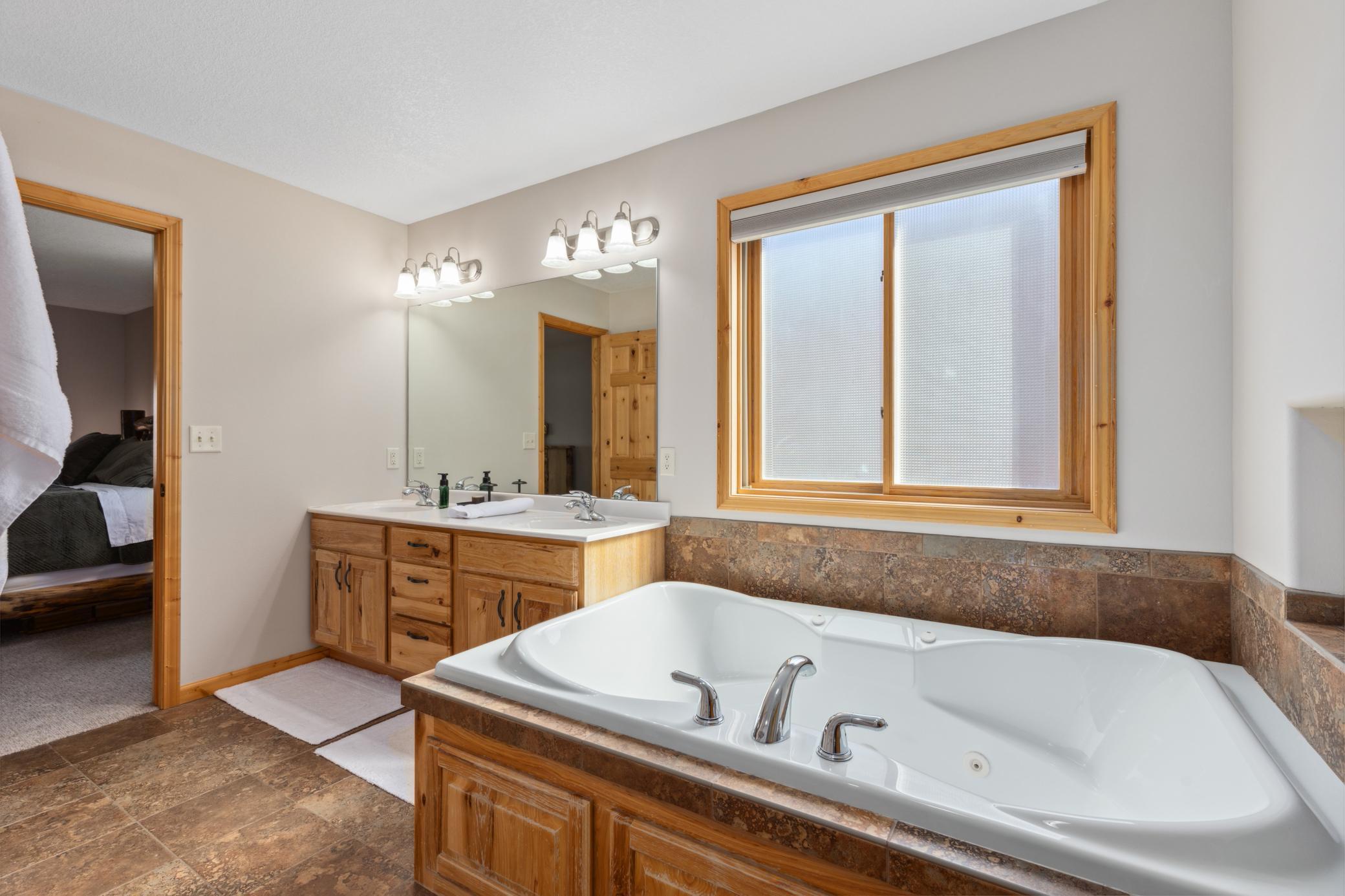 2007 home for sale at 5586 White Pine Drive, Unit 20 in Pequot Lakes, MN — 4 bed, 4 bath (photo 4 of 26)