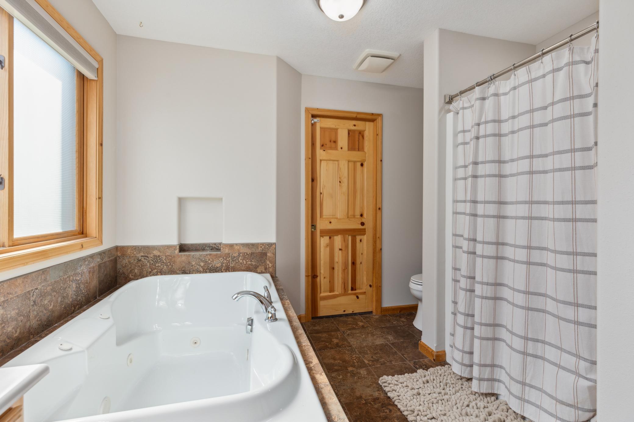 2007 home for sale at 5586 White Pine Drive, Unit 20 in Pequot Lakes, MN — 4 bed, 4 bath (photo 5 of 26)