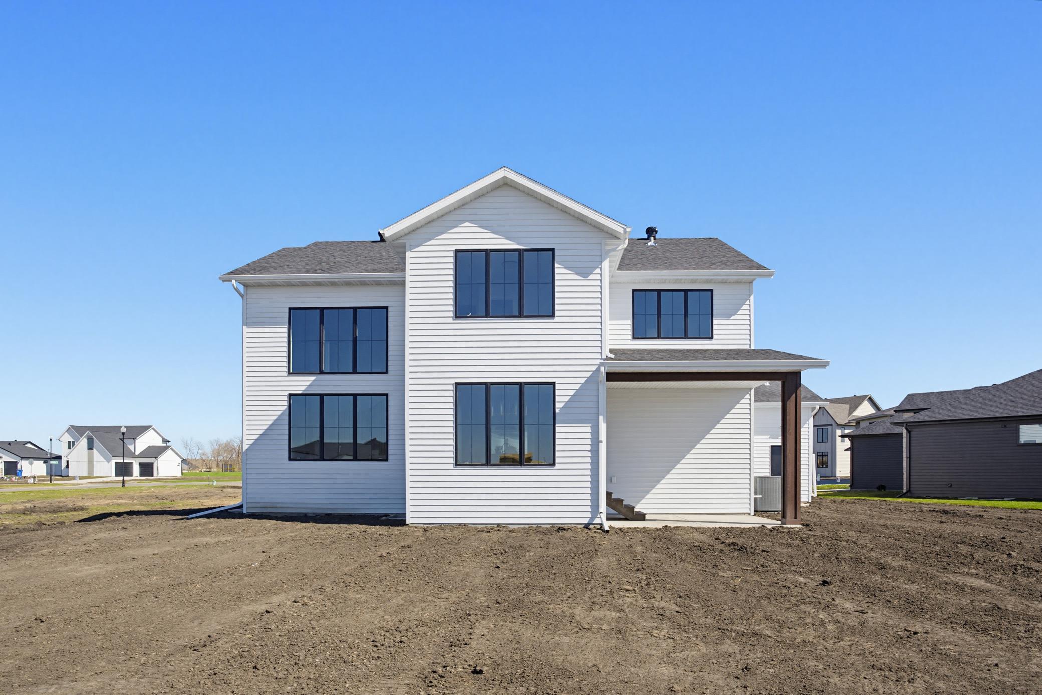 2026 single family home for sale at 6520 Selkirk Drive S in Fargo, ND — 6 bed, 5 bath (photo 3 of 70)