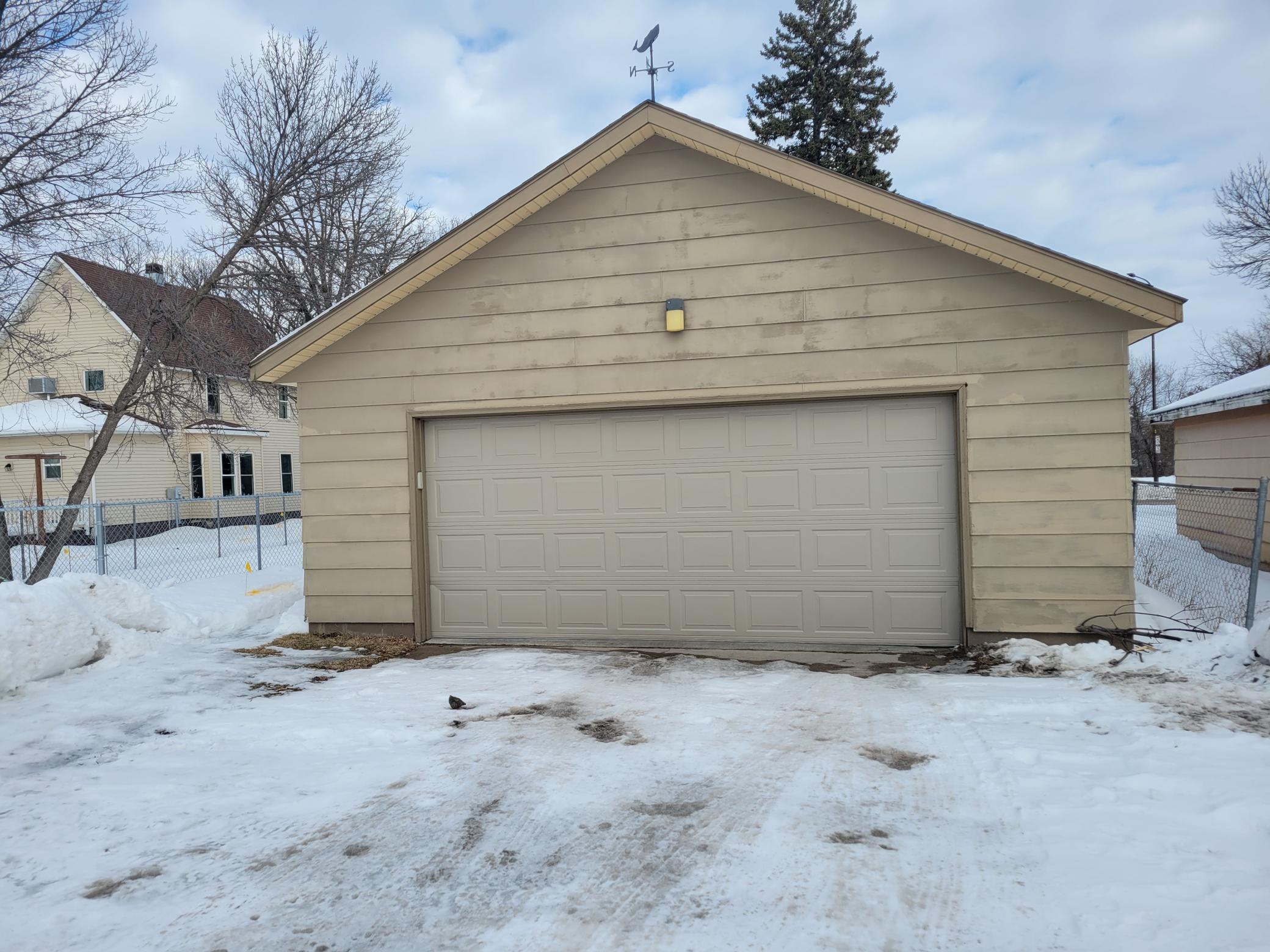 1930 single family home for sale at 405 Riverside Avenue S in Thief River Falls, MN — 4 bed, 2 bath (photo 29 of 31)