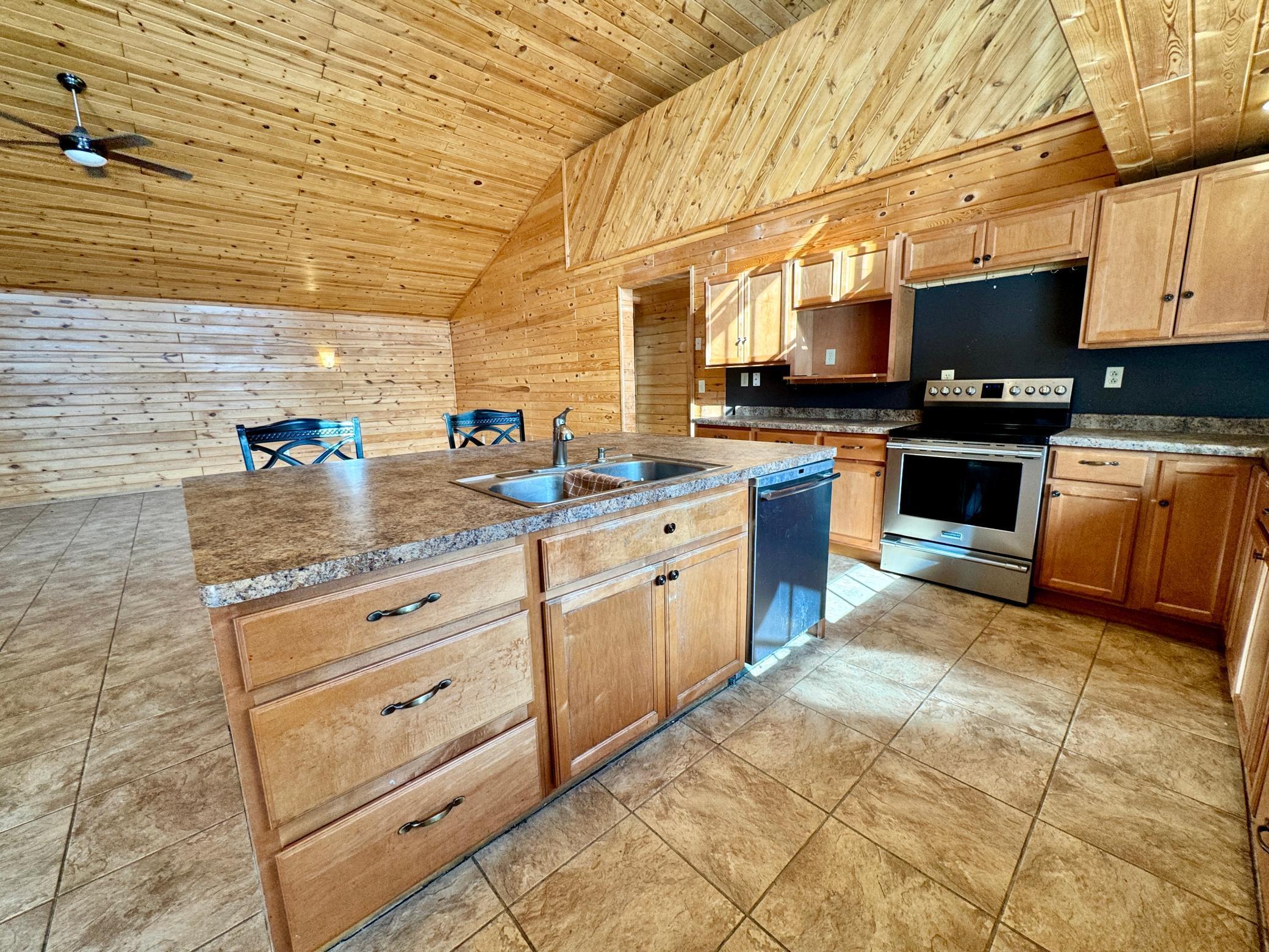 2003 single family home for sale at 56483 350th Street in Warroad, MN — 4 bed, 2 bath (photo 6 of 32)