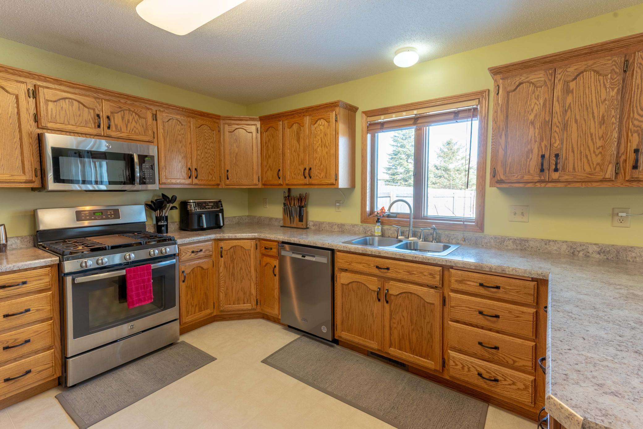 2003 townhouse for sale at 1002 9th Avenue SE in Barnesville, MN — 2 bed, 2 bath (photo 7 of 27)