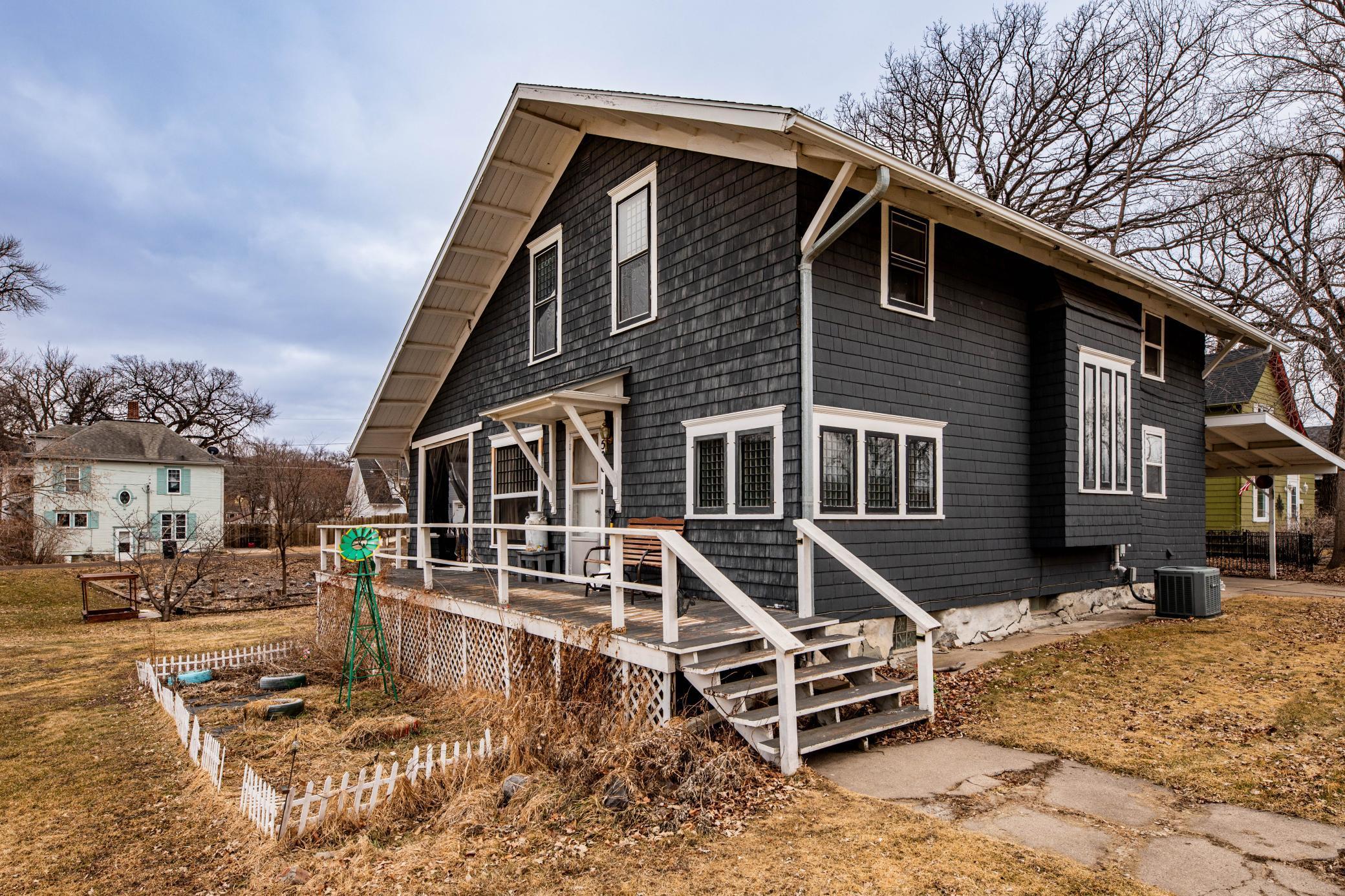 1901 single family home for sale at 506 4th Avenue SW in Valley City, ND — 5 bed, 2 bath (photo 2 of 41)