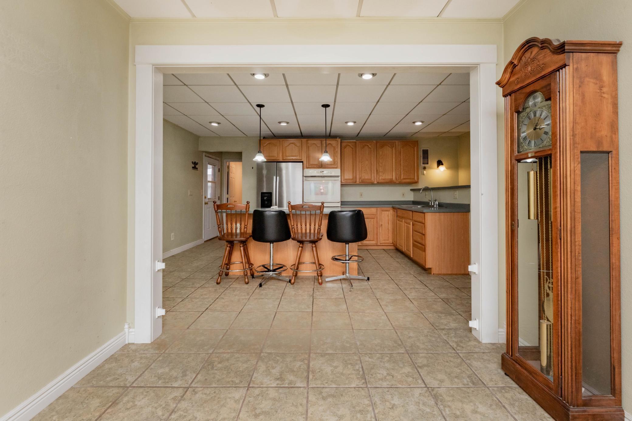1901 single family home for sale at 506 4th Avenue SW in Valley City, ND — 5 bed, 2 bath (photo 11 of 41)