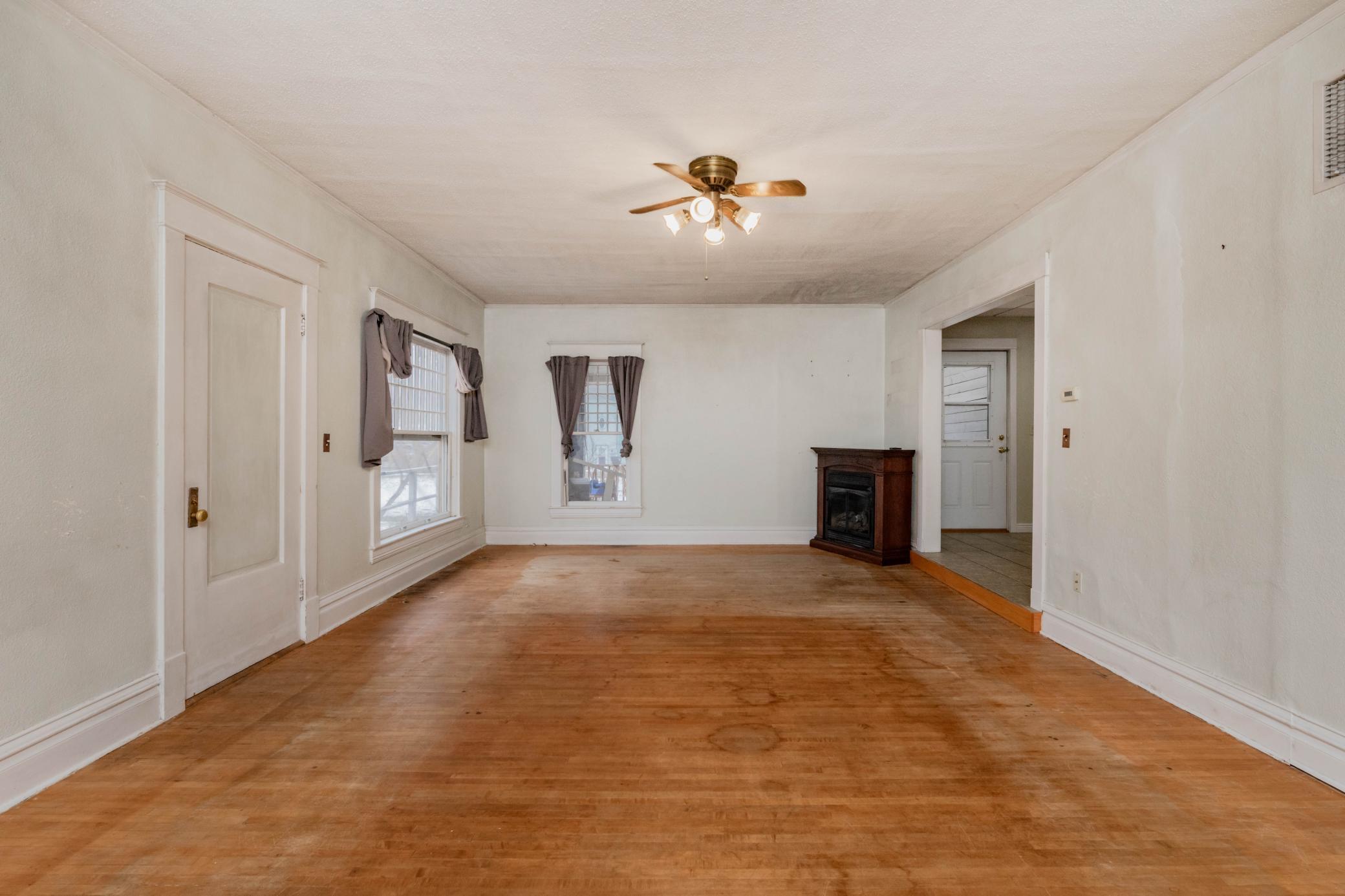 1901 single family home for sale at 506 4th Avenue SW in Valley City, ND — 5 bed, 2 bath (photo 14 of 41)