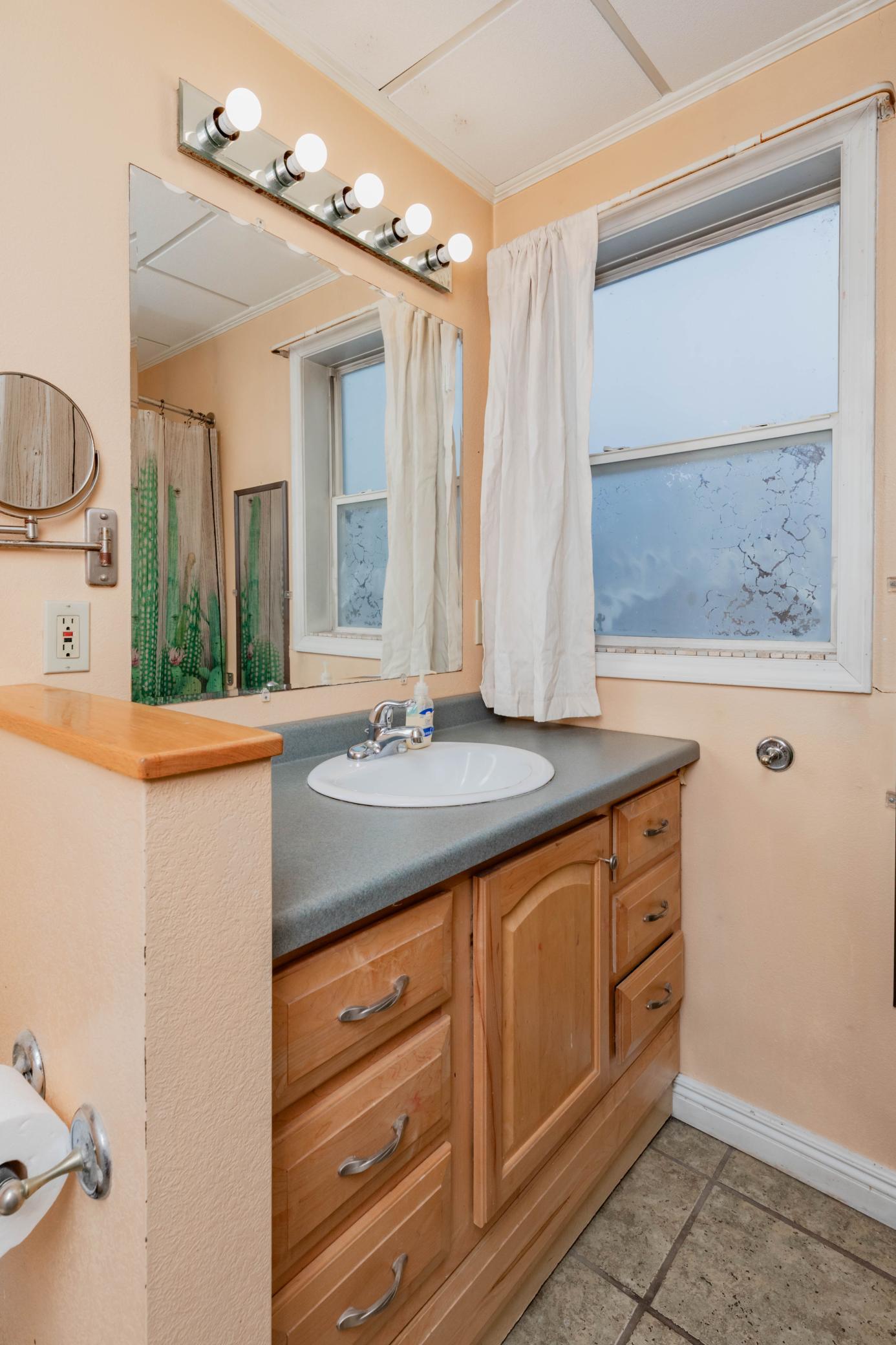 1901 single family home for sale at 506 4th Avenue SW in Valley City, ND — 5 bed, 2 bath (photo 16 of 41)