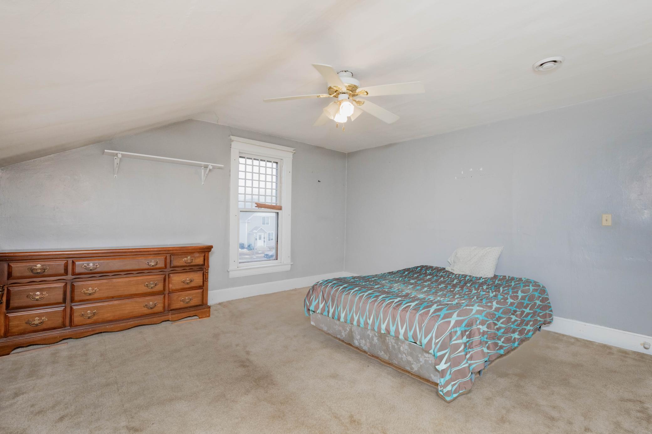 1901 single family home for sale at 506 4th Avenue SW in Valley City, ND — 5 bed, 2 bath (photo 19 of 41)