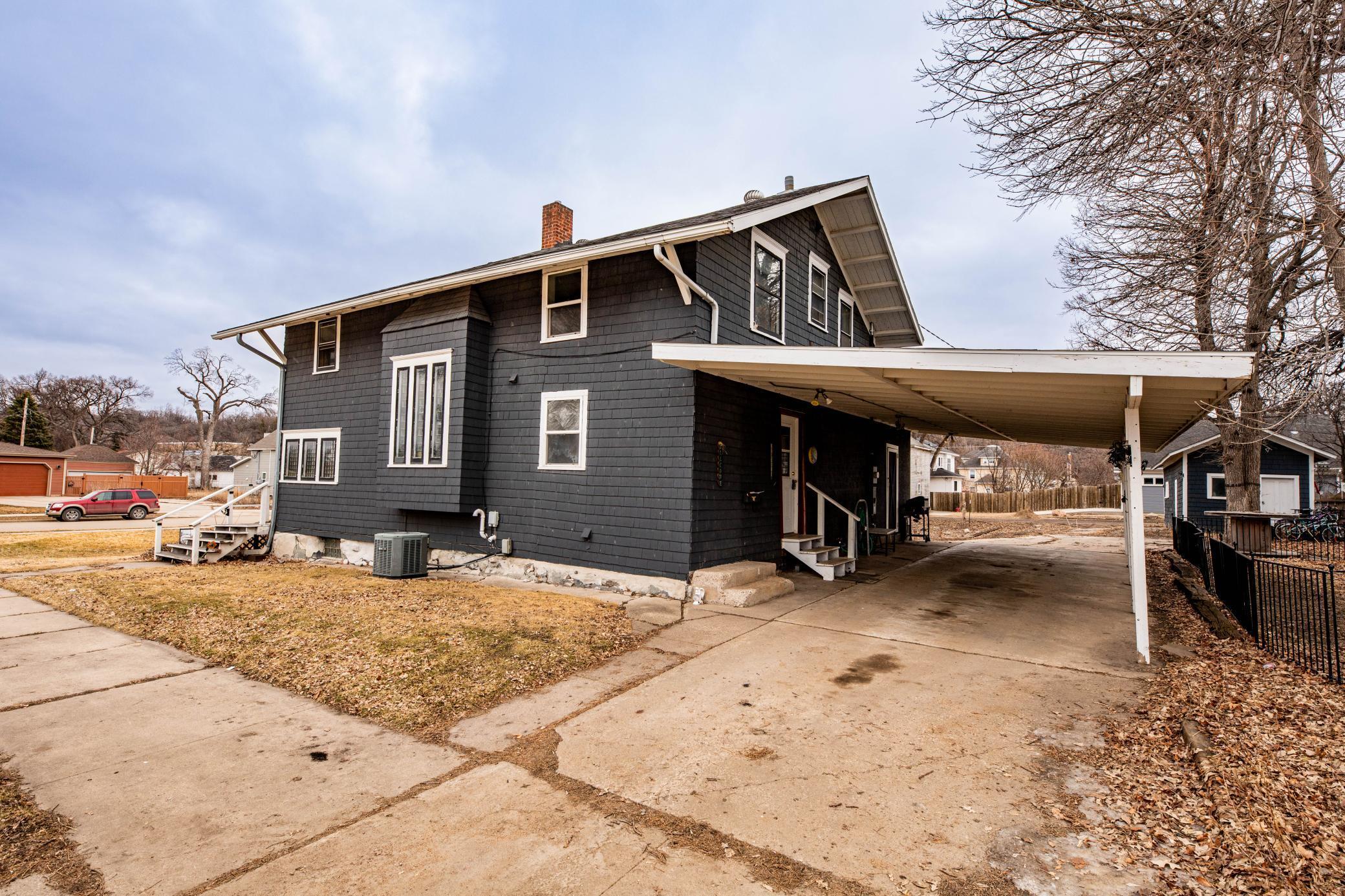 1901 single family home for sale at 506 4th Avenue SW in Valley City, ND — 5 bed, 2 bath (photo 3 of 41)