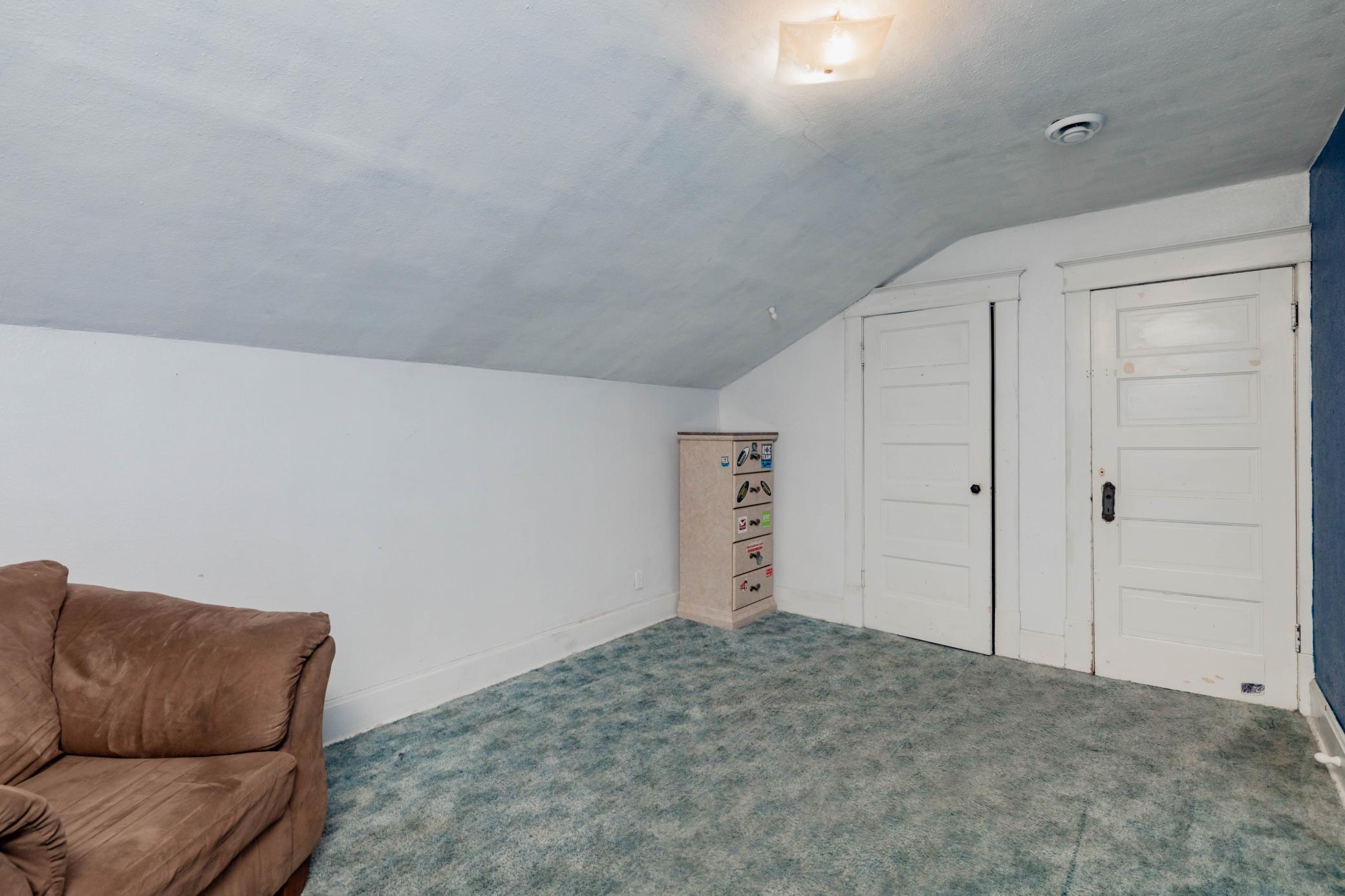 1901 single family home for sale at 506 4th Avenue SW in Valley City, ND — 5 bed, 2 bath (photo 22 of 41)