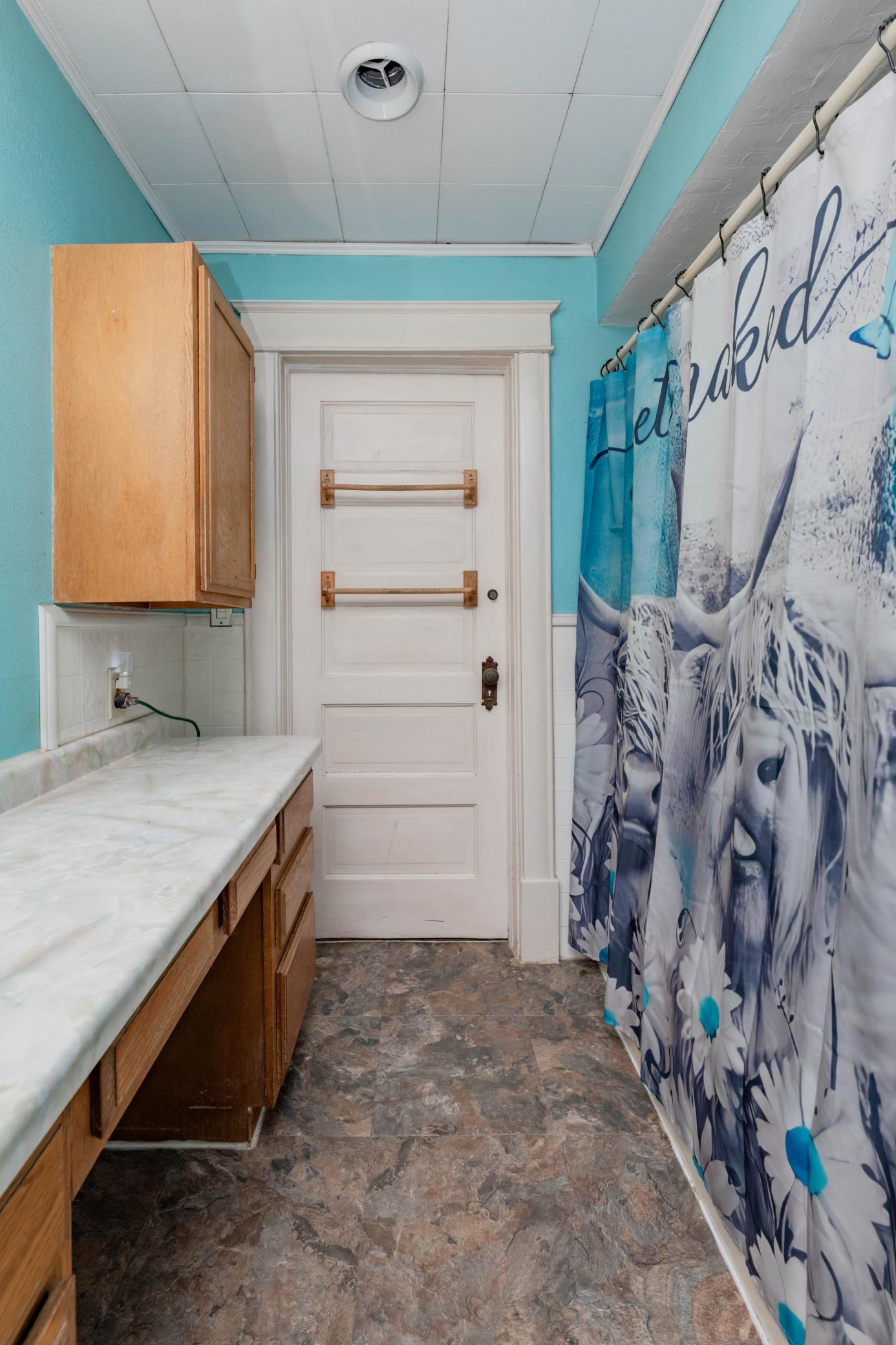 1901 single family home for sale at 506 4th Avenue SW in Valley City, ND — 5 bed, 2 bath (photo 26 of 41)